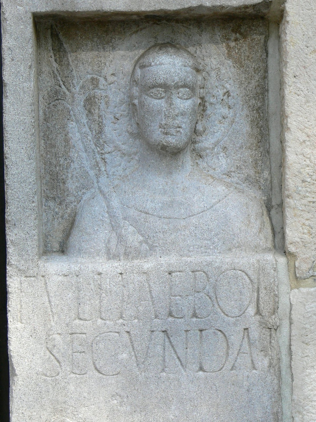 il ritratto romano di tullia secunda sullo stipite del portale con l aureola e l alabarda aggiunte