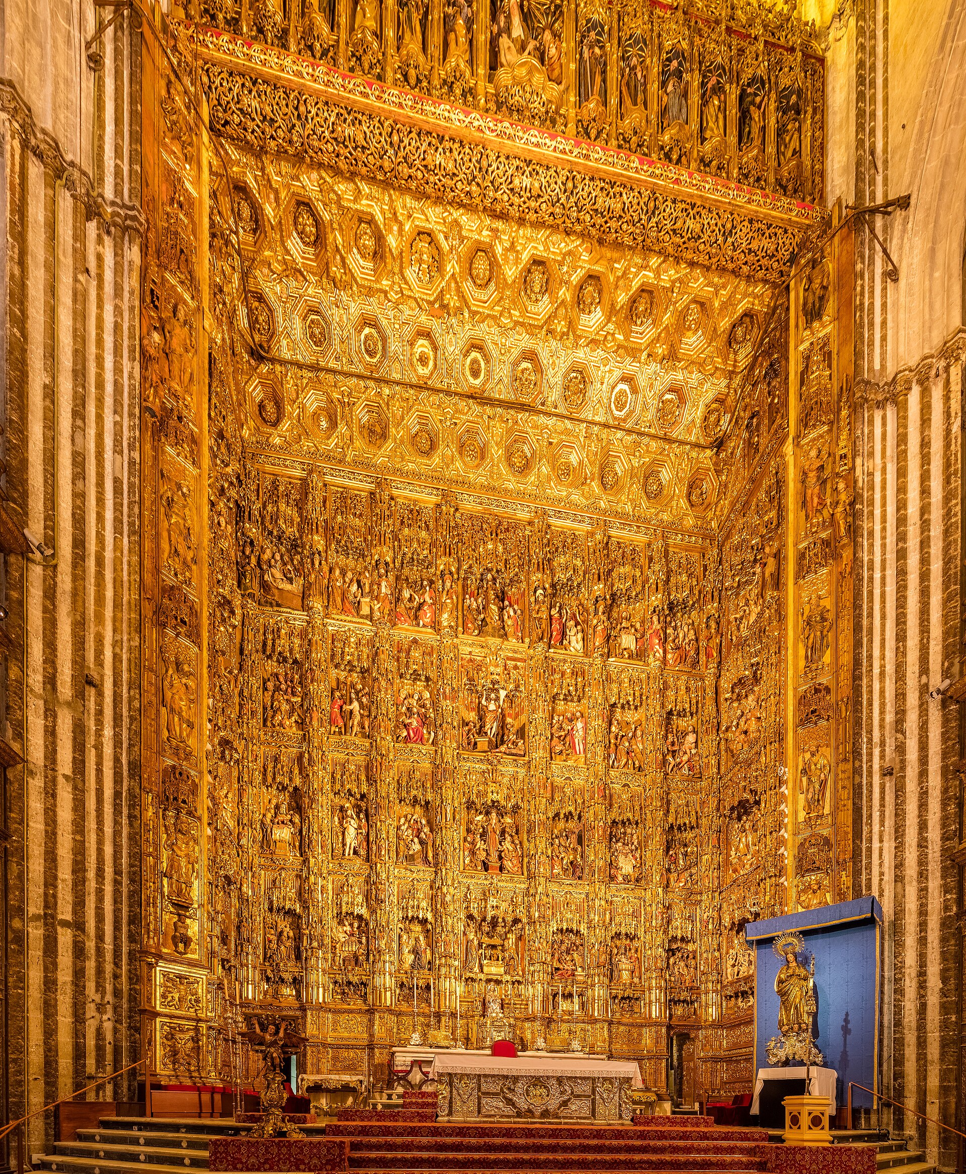 il retablo mayor della cattedrale di siviglia, una grande parete dorata divisa in decine di scene scolpite, sopra l’altare maggiore