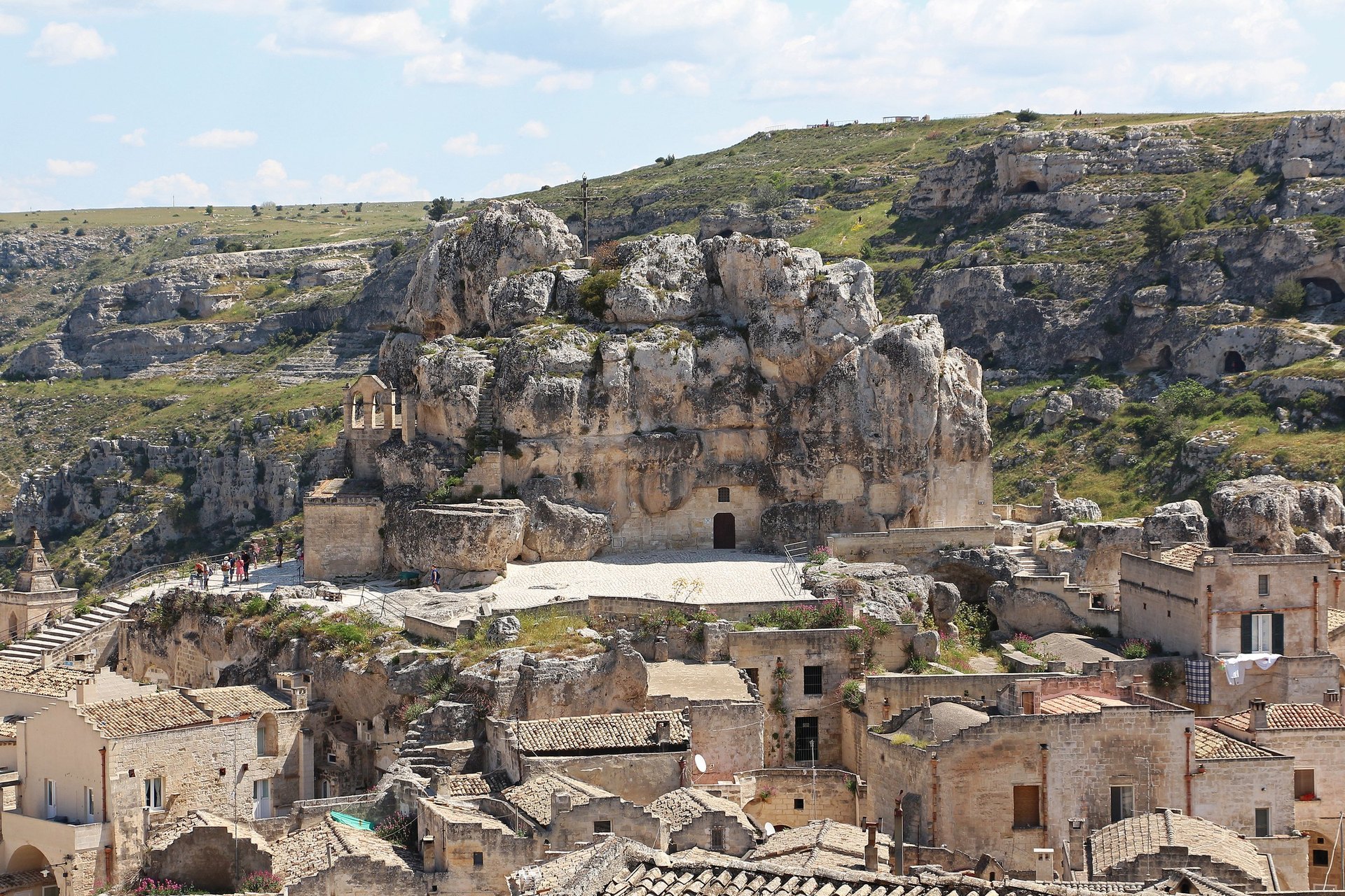 l eperon rocheux du monterrone avec l eglise rupestre de la madonna de idris creusee dedans a matera