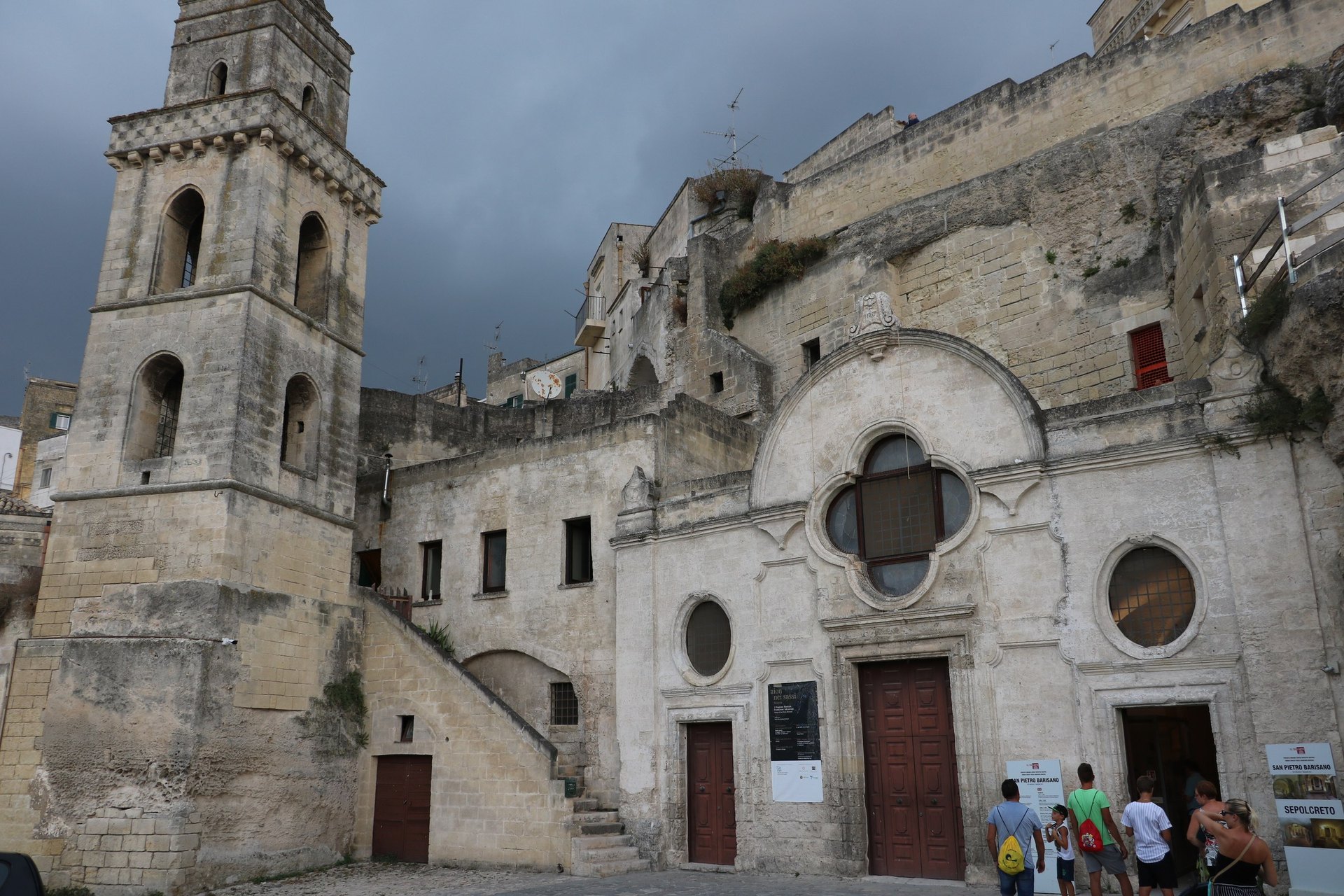 la facade baroque de l eglise rupestre de san pietro barisano avec son clocher dans le sasso barisano de matera
