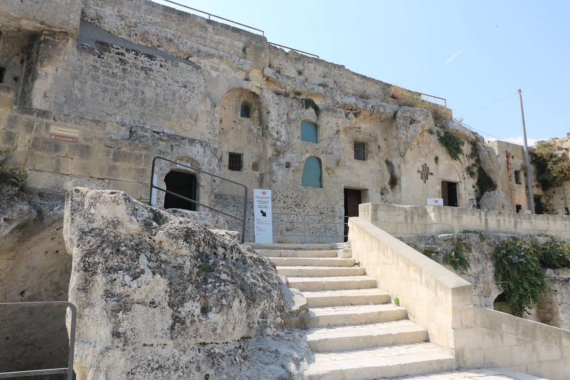la facade rupestre de l eglise de santa lucia alle malve creusee dans la roche avec son escalier d acces a matera