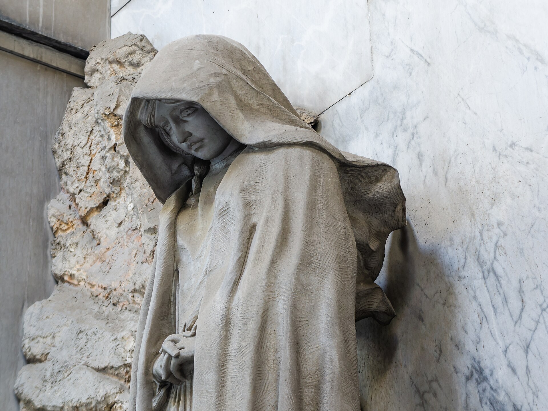statue of the wayfarer at the monumental cemetery of staglieno