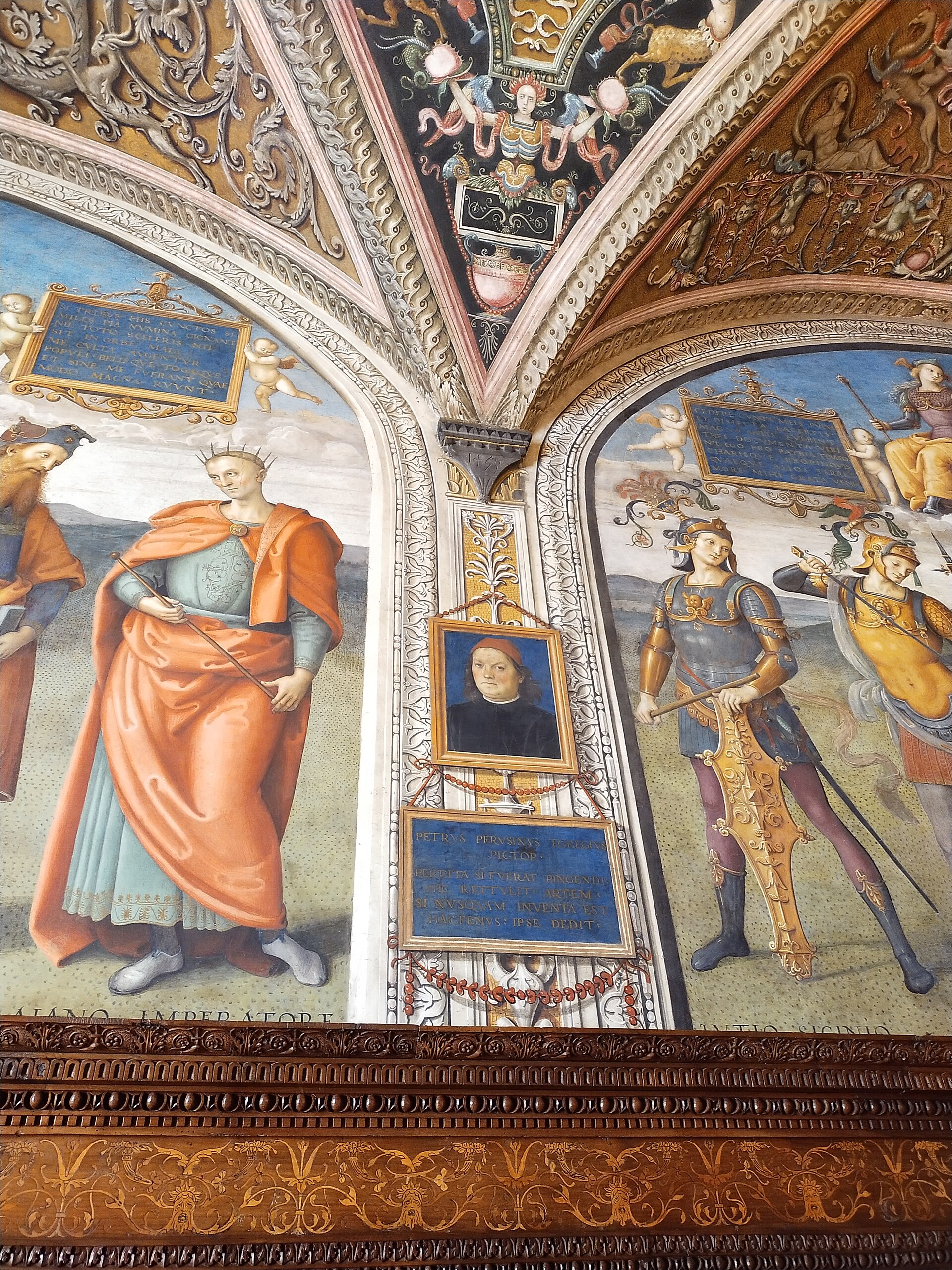 parete affrescata dal perugino nel collegio del cambio con il suo autoritratto