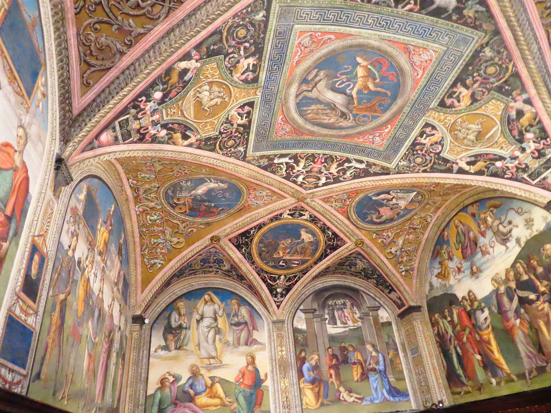 la boveda y las paredes pintadas al fresco por el perugino en la sala de audiencias del collegio del cambio