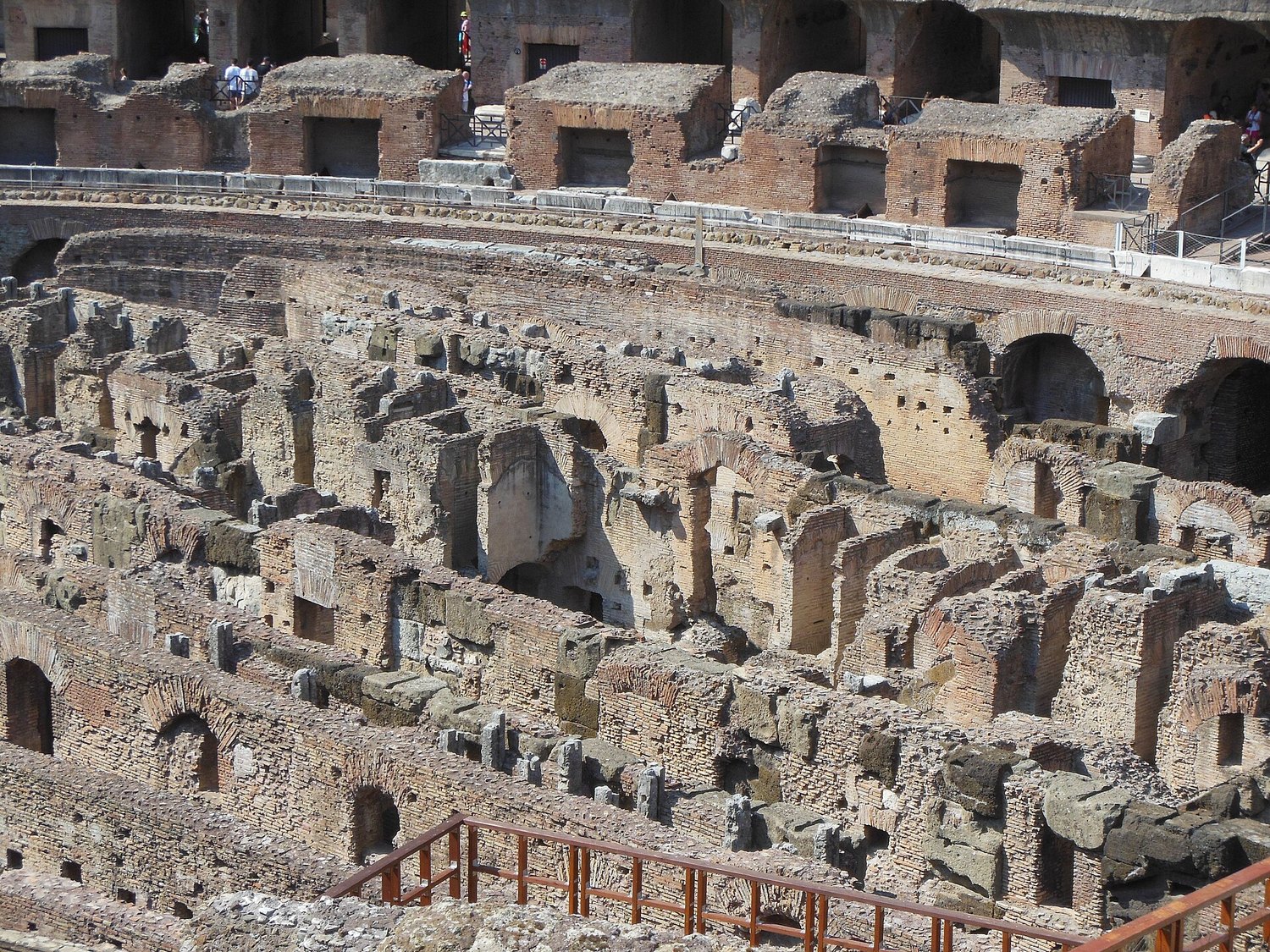 i sotterranei del Colosseo visti dall'alto, con i corridoi curvi in laterizio dell'ipogeo scoperti