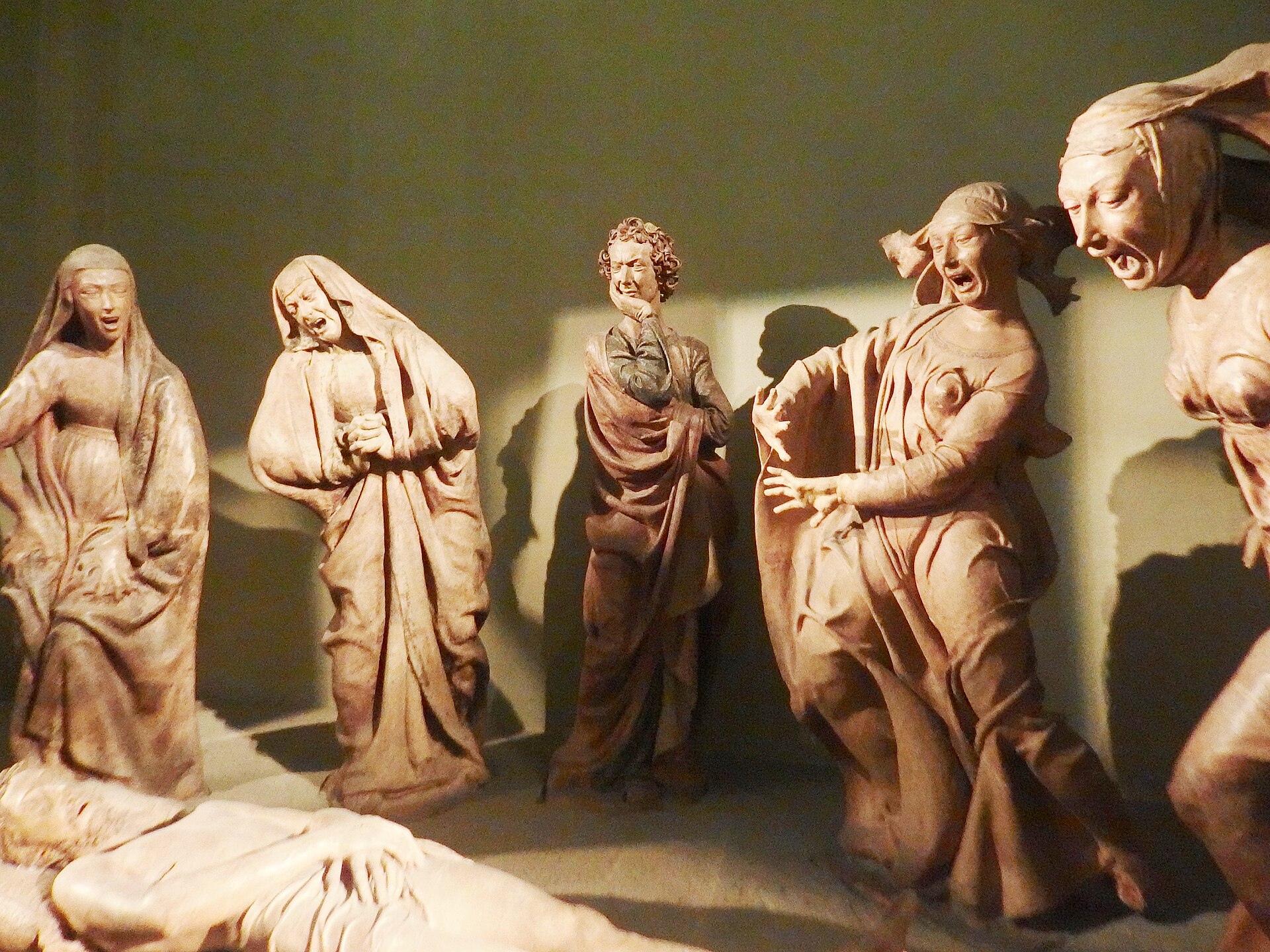 un dettaglio delle figure del compianto di niccolo dell arca a bologna
