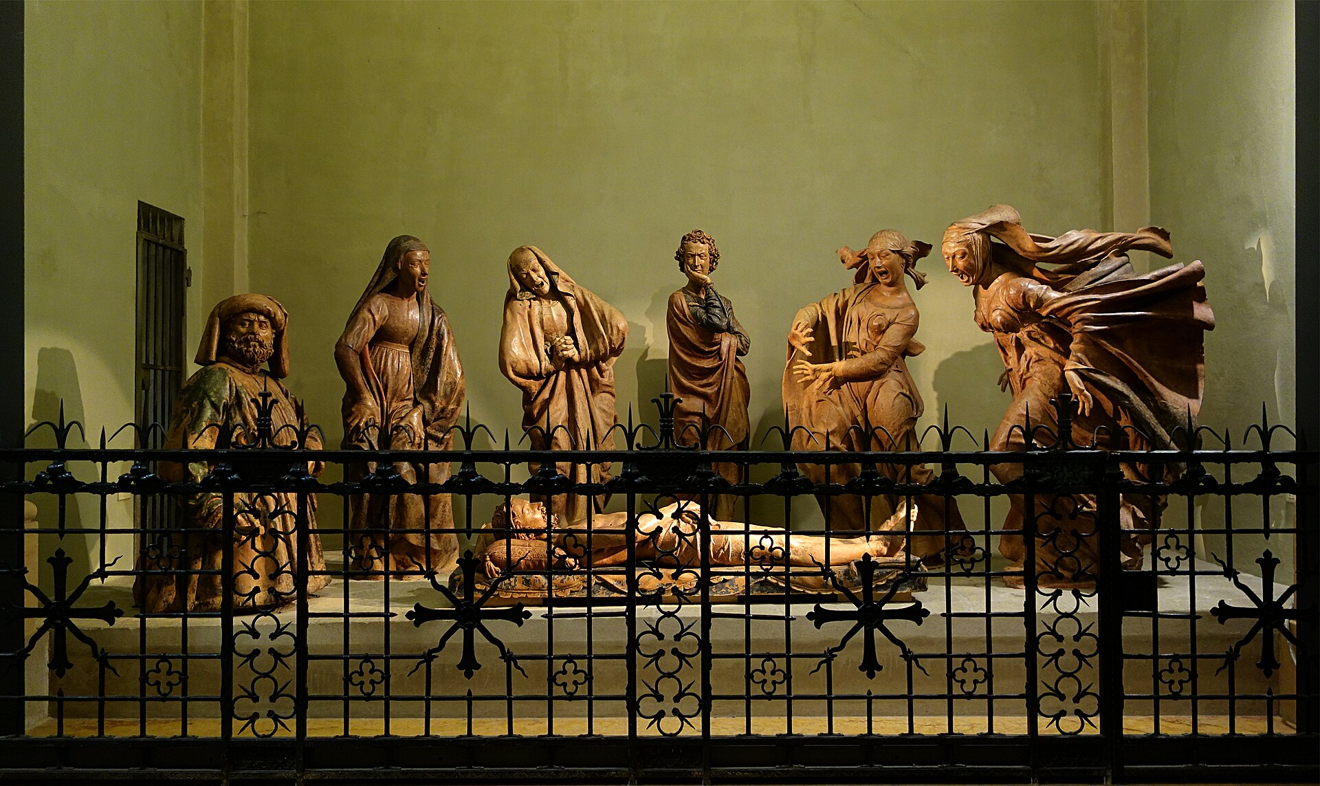 il compianto sul cristo morto di niccolo dell arca in santa maria della vita a bologna, con le sette figure in terracotta attorno al corpo