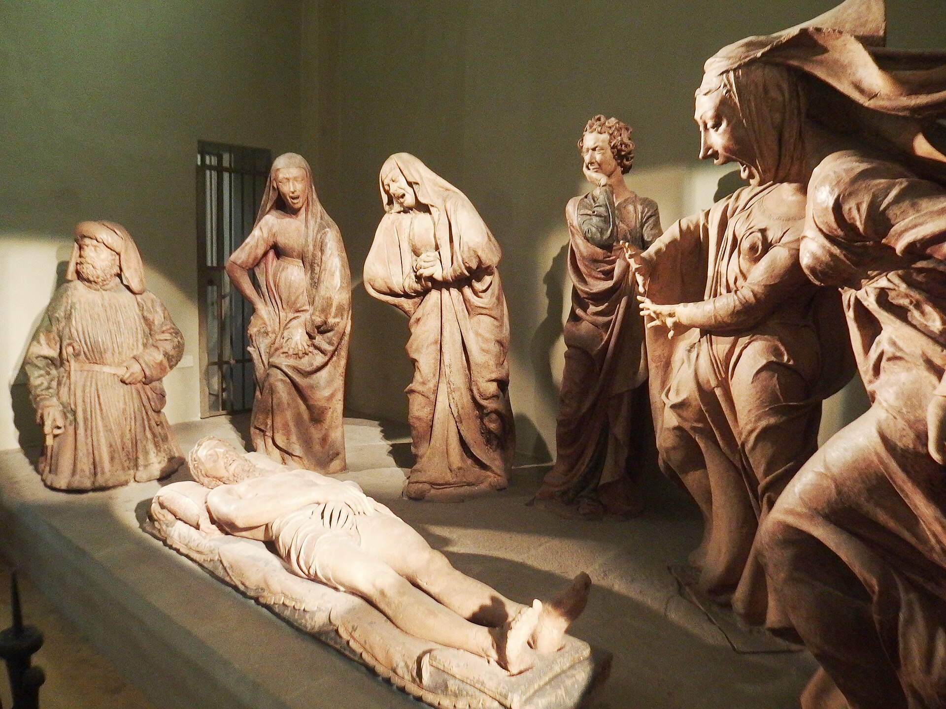 la maddalena del compianto di niccolo dell arca, colta di corsa con il velo strappato indietro