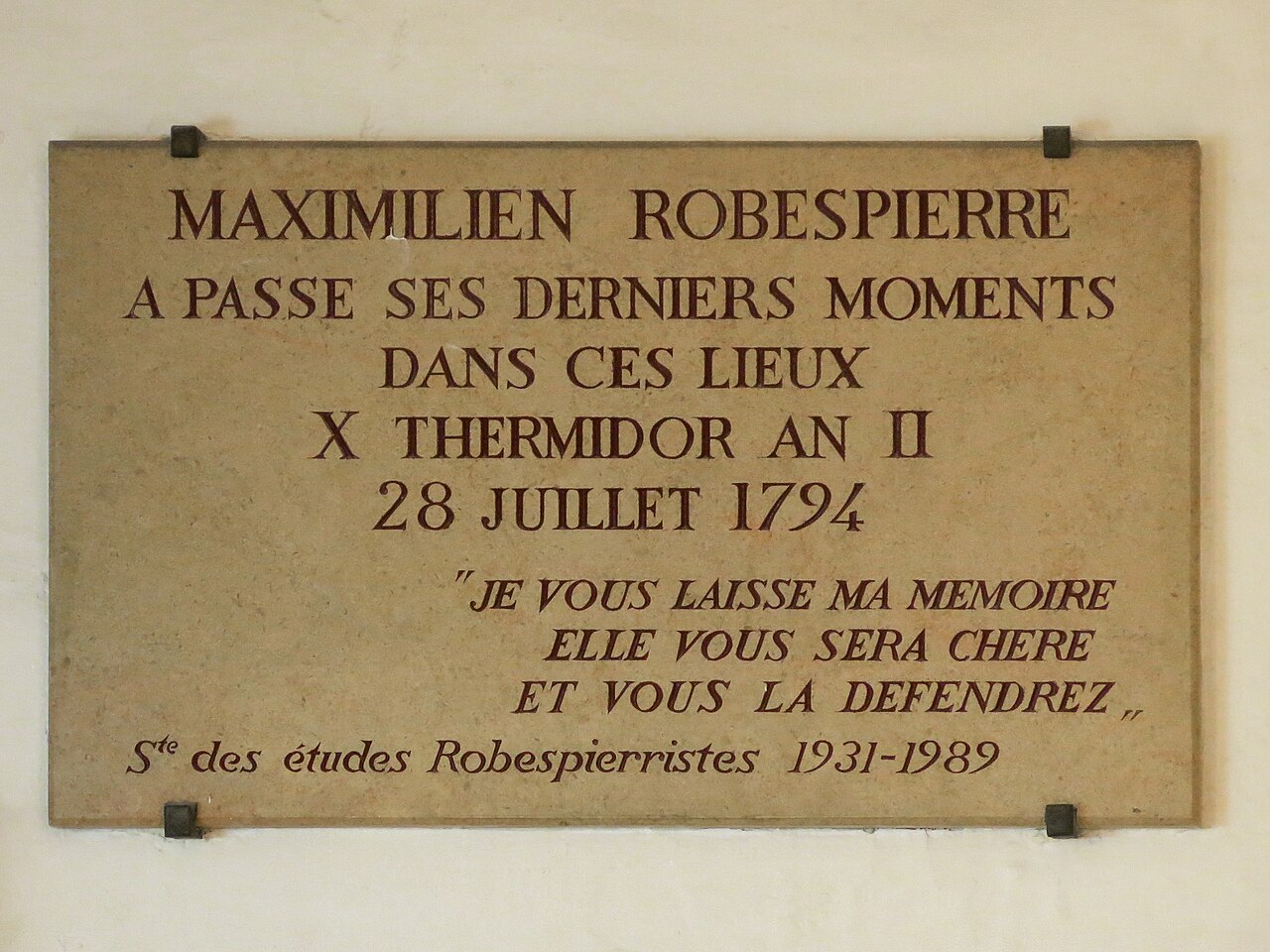 targa di pietra chiara con lettere incise di colore scuro: maximilien robespierre a passe ses derniers moments dans ces lieux, x thermidor an ii, 28 juillet 1794, seguita da una citazione e dalla firma della societe des etudes robespierristes