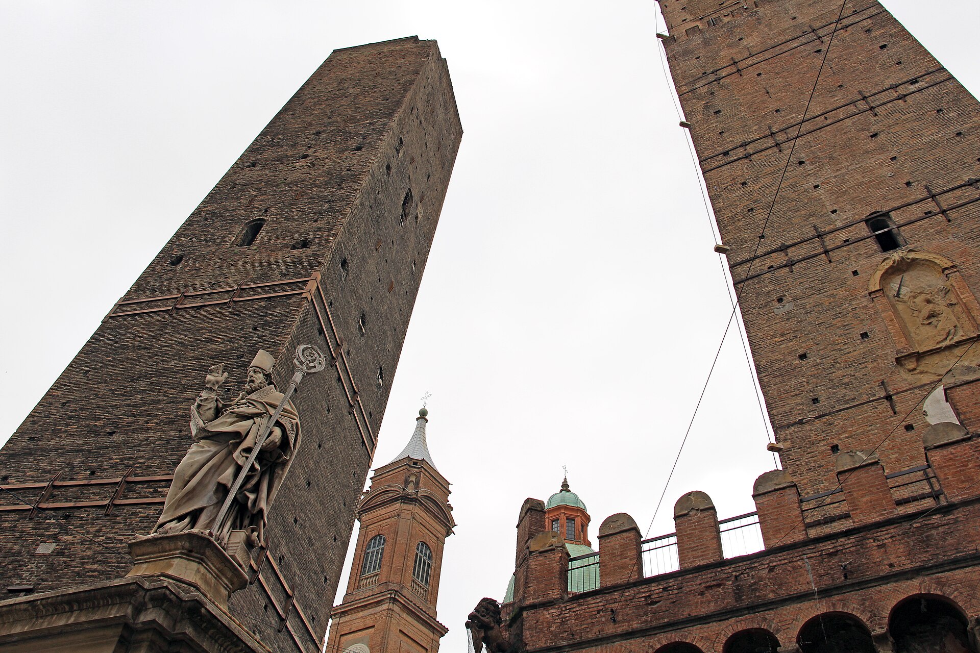 le due torri di bologna, la garisenda e la torre degli asinelli, viste da via rizzoli