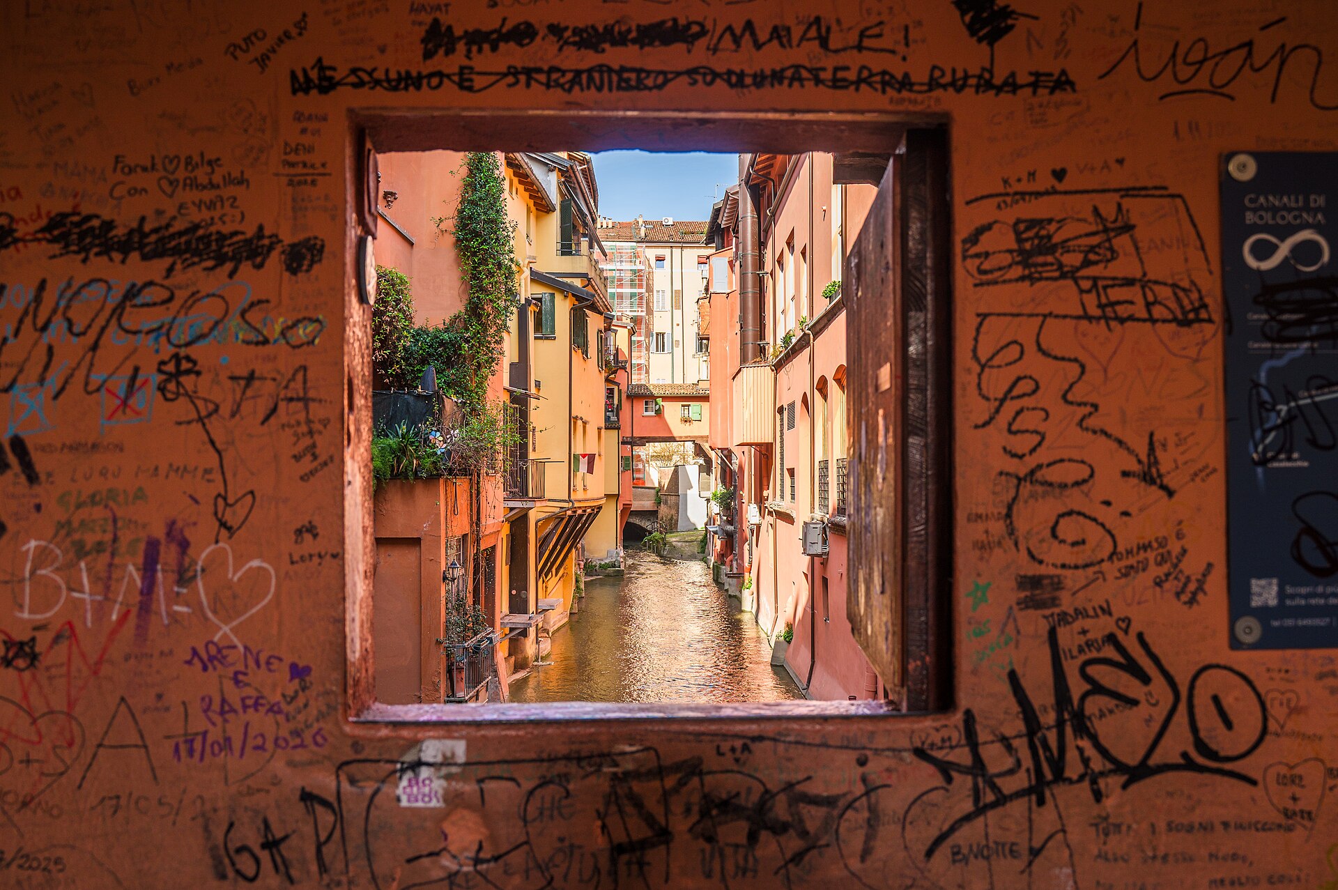 la finestrella di via piella a bologna, con la vista sul canale delle moline