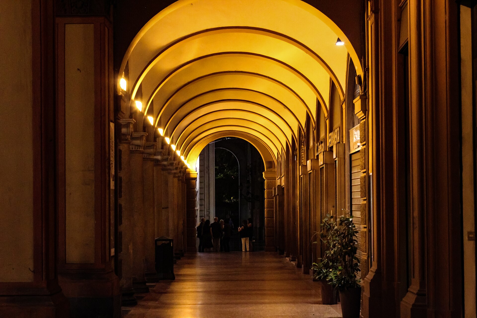 i portici di via farini a bologna, in piazza minghetti