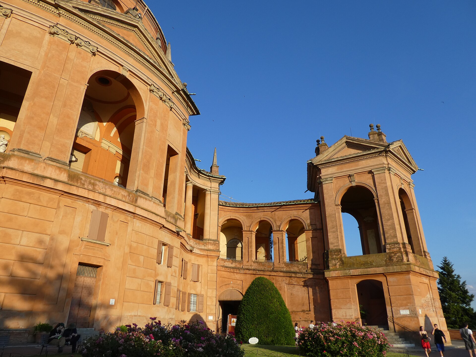 il portico di san luca a bologna con la sequenza di archi che sale verso il colle della guardia