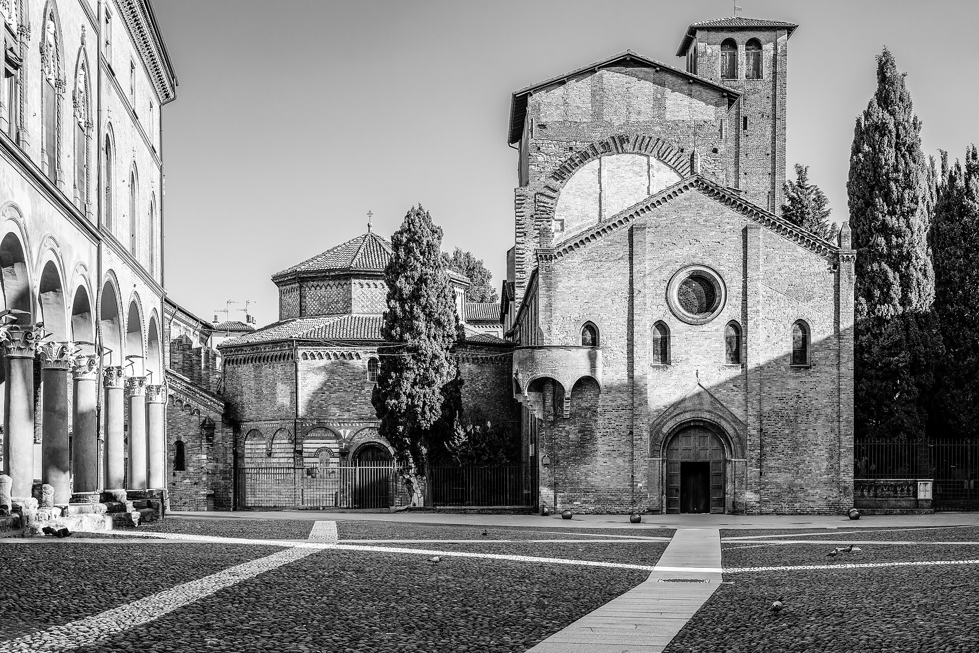 il cortile di pilato nel complesso di santo stefano a bologna con il catino di pietra al centro