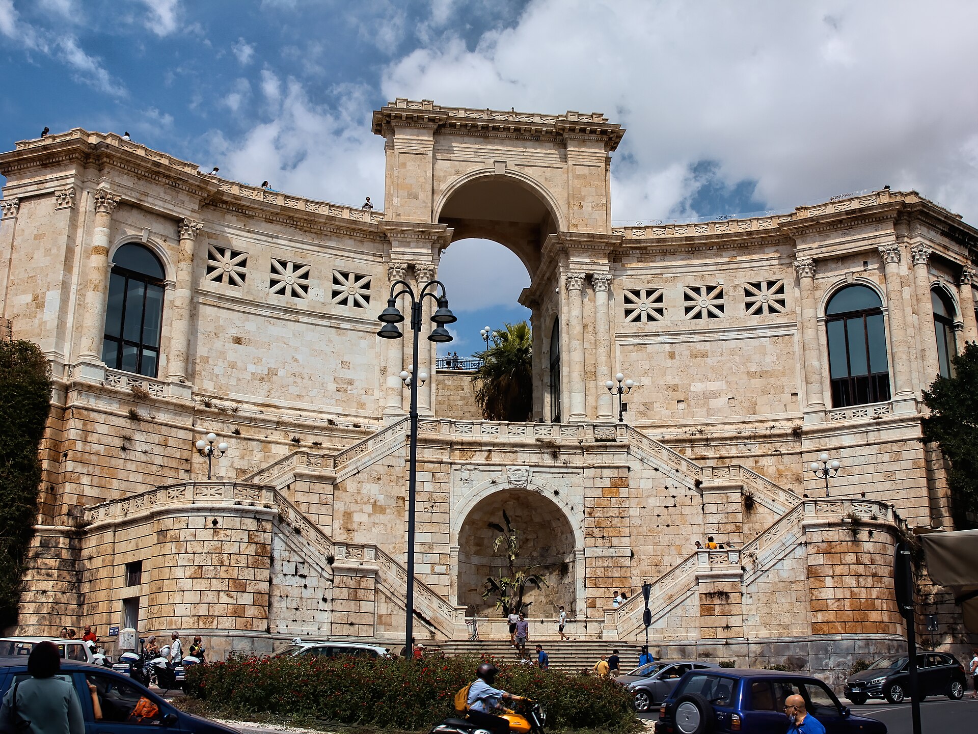 il bastione di saint remy a cagliari visto da piazza costituzione con la scalinata monumentale e l arco