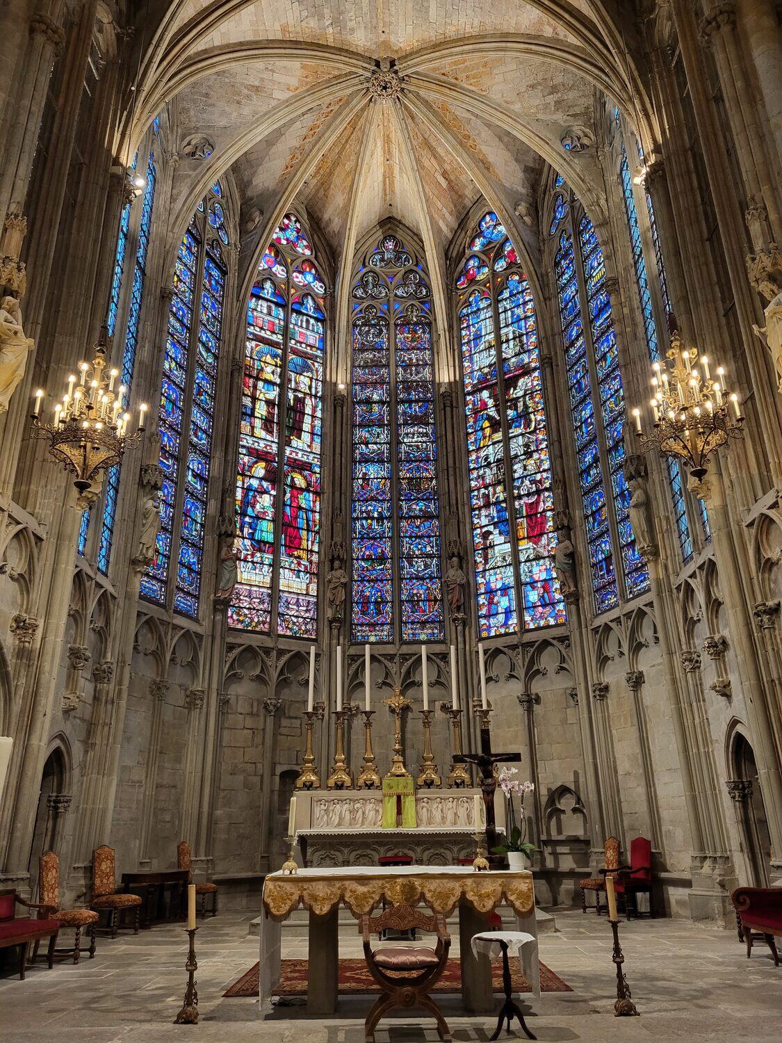 il coro gotico della basilica di Saint-Nazaire a Carcassonne con le alte vetrate del Duecento sopra l’altare