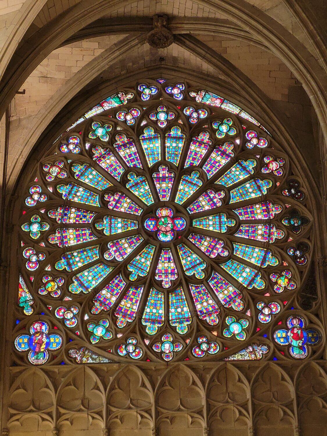 il rosone raggiante del transetto della basilica di Saint-Nazaire a Carcassonne, blu e rosa