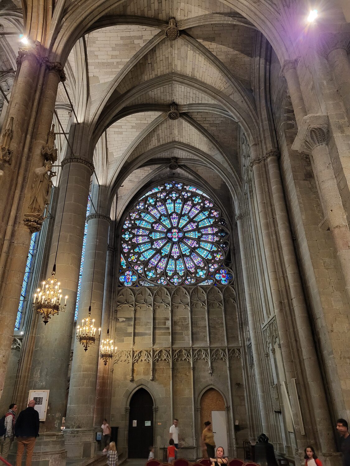 il transetto gotico della basilica di Saint-Nazaire a Carcassonne con il rosone e i pilastri della navata romanica in primo piano