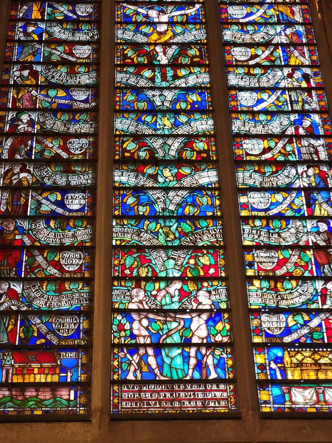 dettaglio della vetrata dell’Albero della Vita nella basilica di Saint-Nazaire a Carcassonne, con Adamo ed Eva e l’arca di Noè