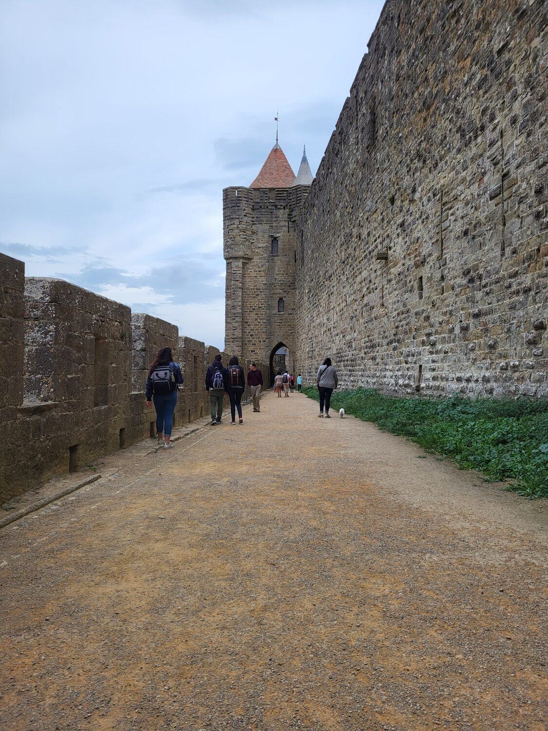 le lices di Carcassonne, il corridoio fra le due cinte di mura, con la torre di una porta in fondo