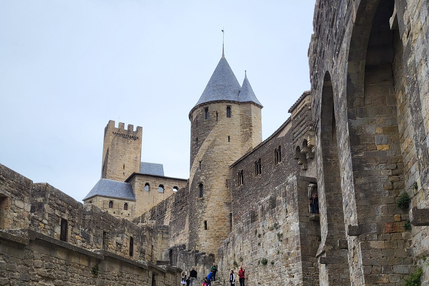 le torri del castello comtal di Carcassonne viste dalle lices, con i tetti conici di ardesia e la Tour Pinte quadrata sullo sfondo