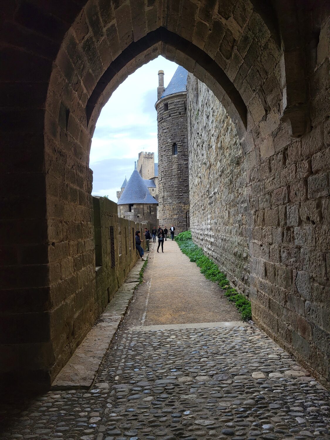 il passaggio sotto un arco delle mura di Carcassonne che si apre sulle lices e sulle torri