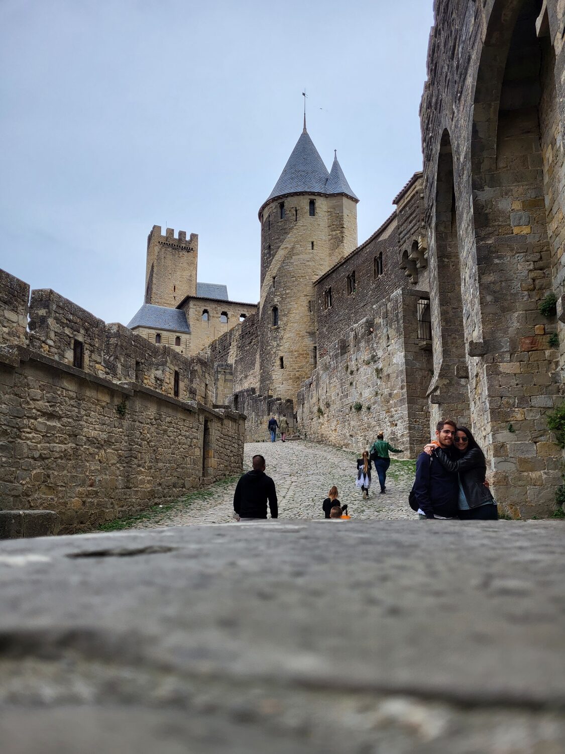 la rampa acciottolata che sale verso la Porte d’Aude a Carcassonne, con la Tour Pinte quadrata sullo sfondo