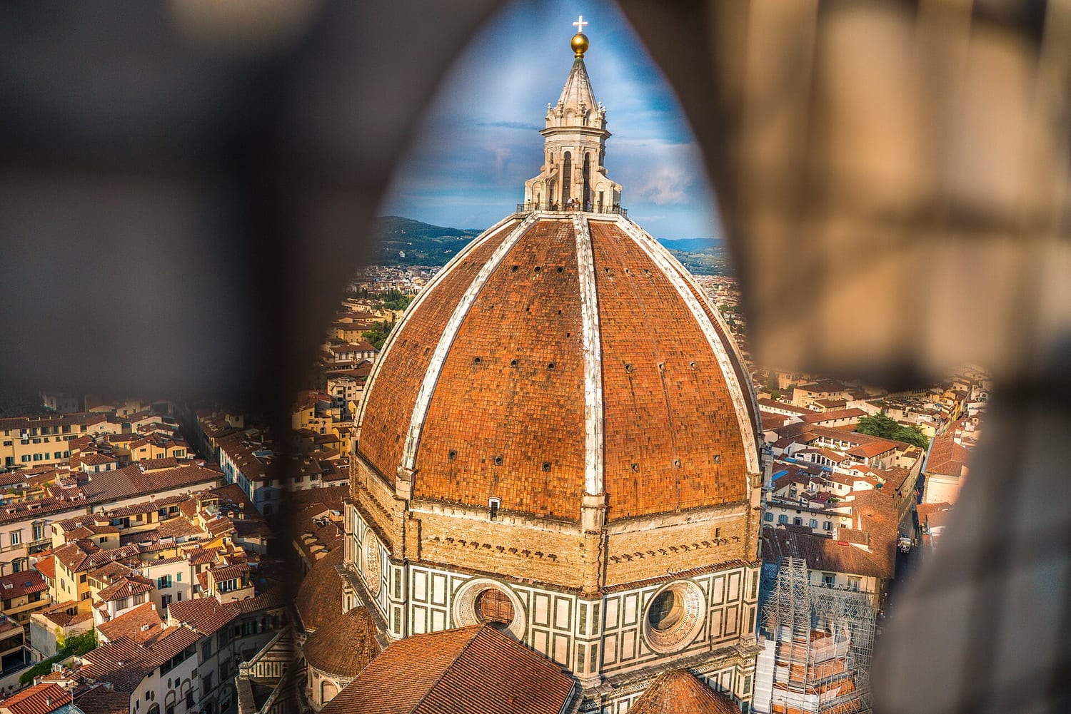 la cupola del brunelleschi e il campanile di giotto visti dalla piazza del duomo