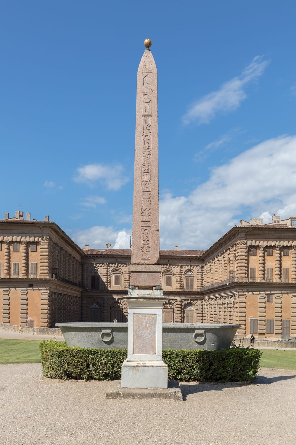 il giardino di boboli con il viale alberato che scende verso la vasca
