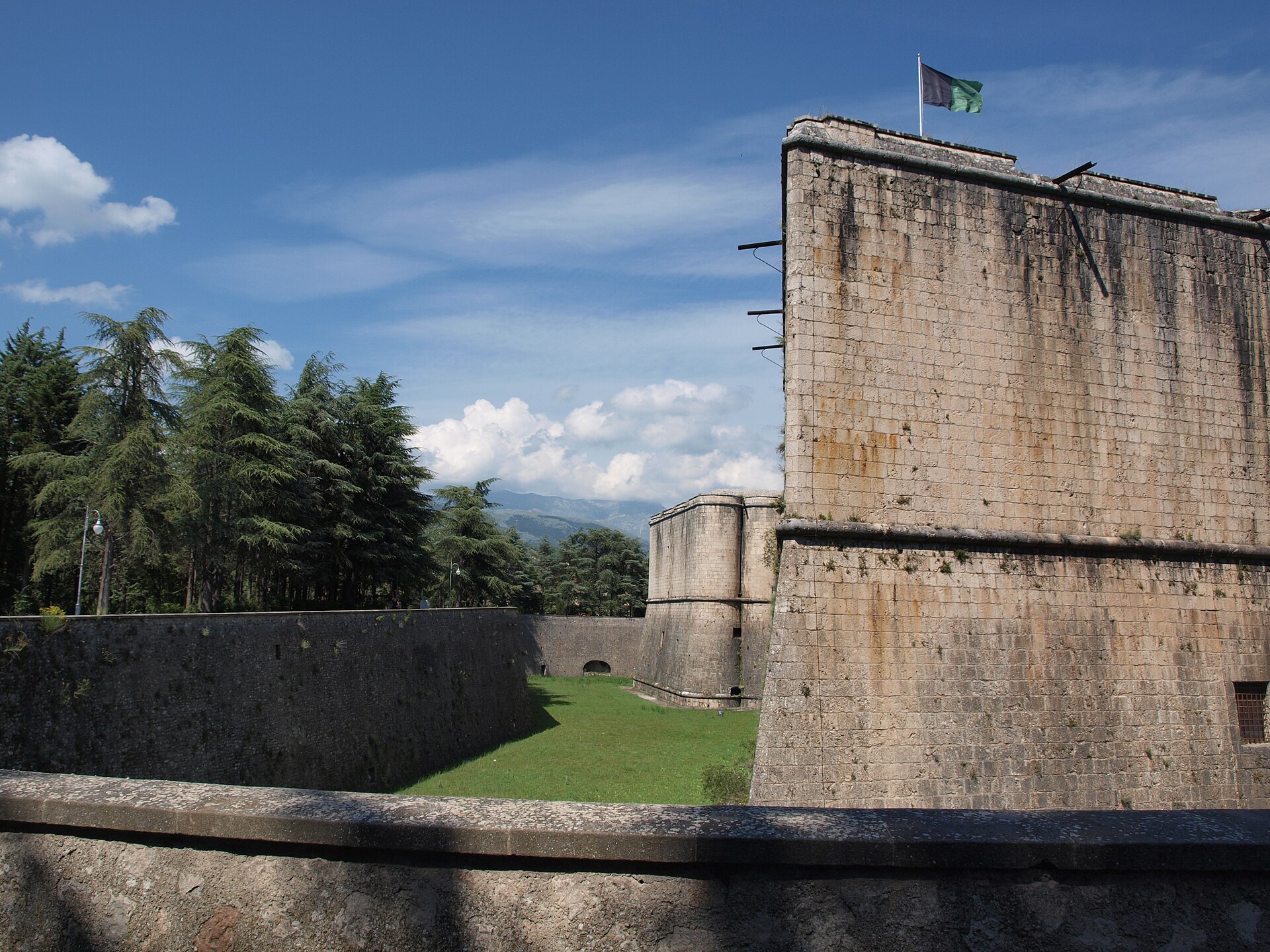 il bastione del forte spagnolo dell aquila con il fossato asciutto erboso e il gran sasso sullo sfondo