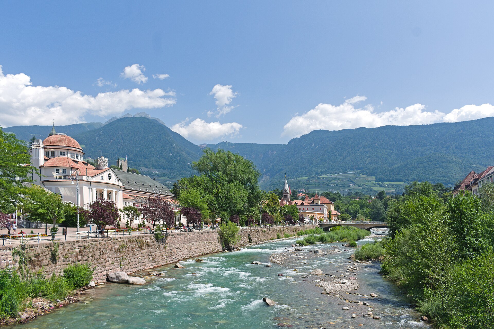 el kurhaus de merano junto al passirio, con las montanas al fondo