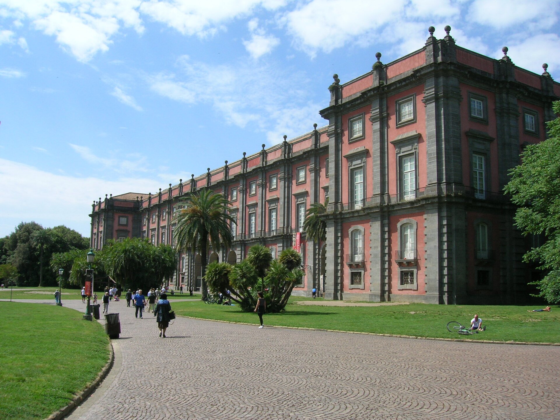 la facciata della reggia di capodimonte a napoli vista dal parco