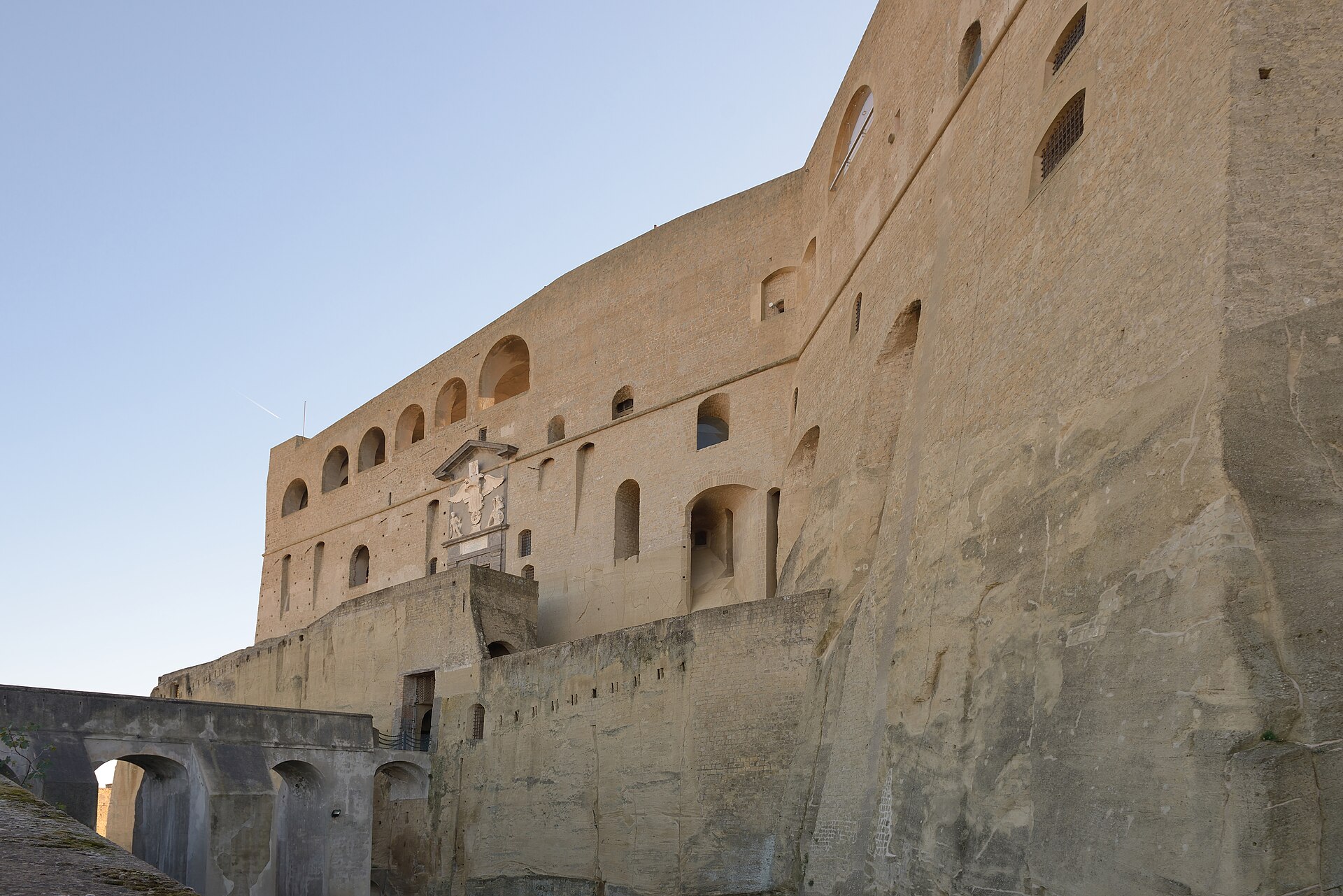 il lato d’ingresso di castel sant’elmo a napoli, sulla collina del vomero