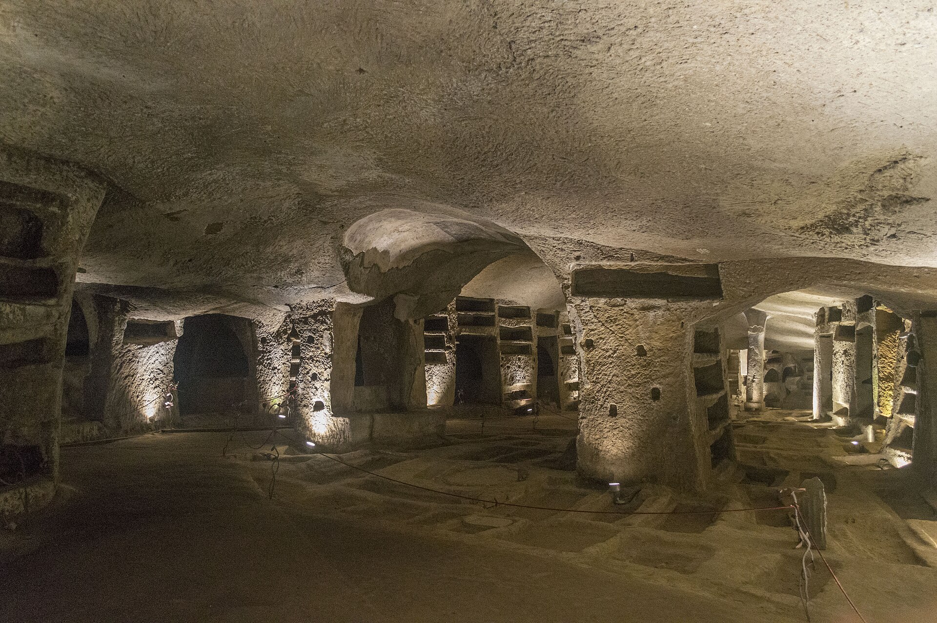 una galleria delle catacombe di san gennaro a napoli con le tombe scavate nel tufo