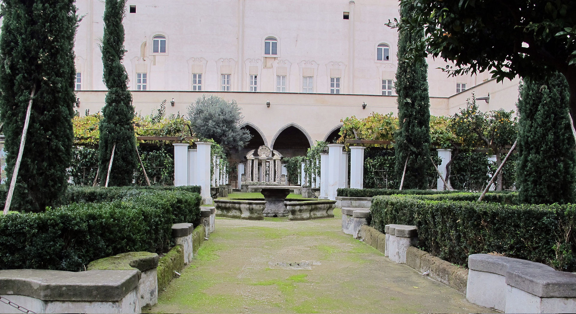 il chiostro maiolicato di santa chiara a napoli con i pilastri rivestiti di riggiole dipinte