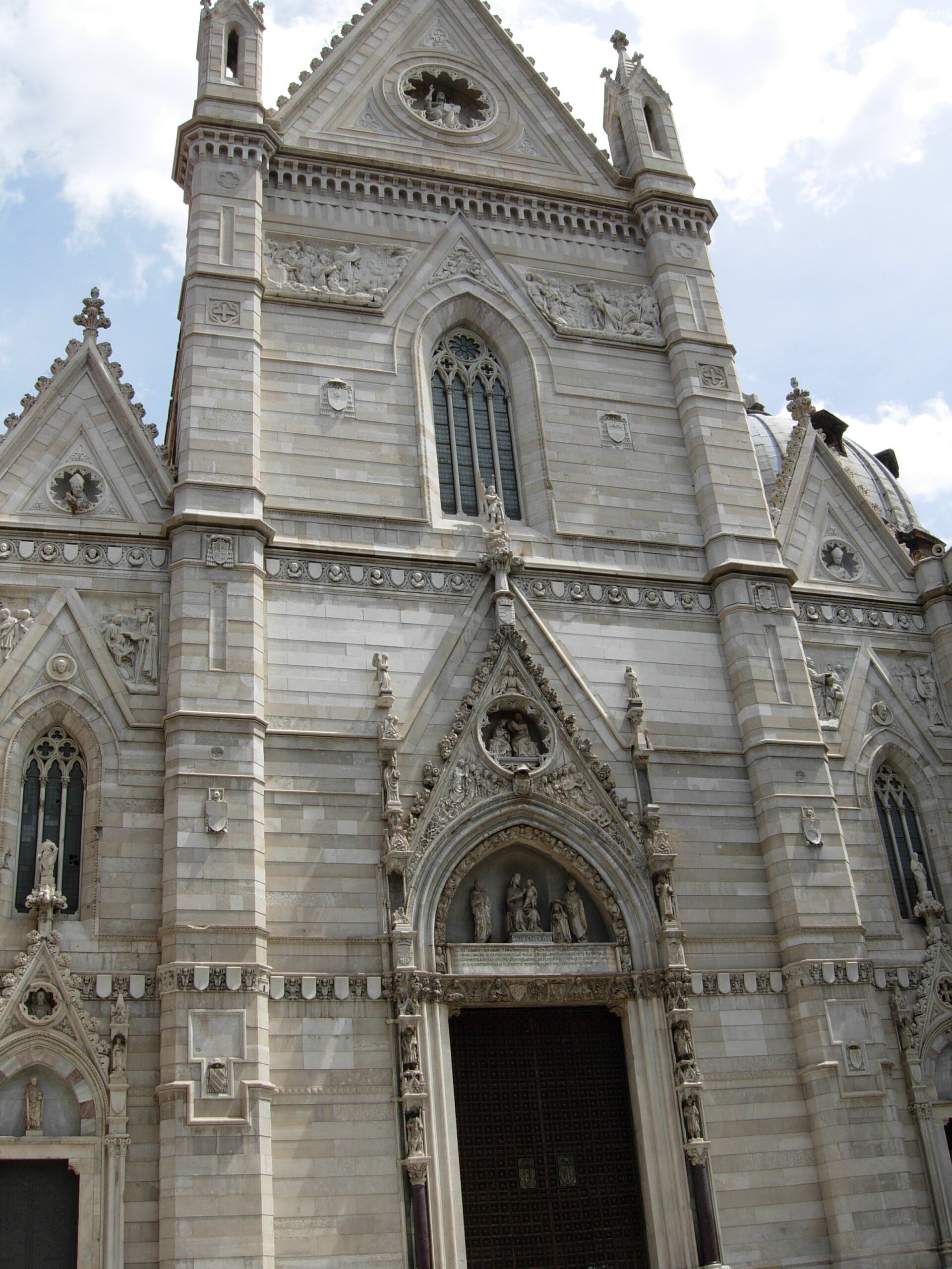 la facciata neogotica del duomo di napoli