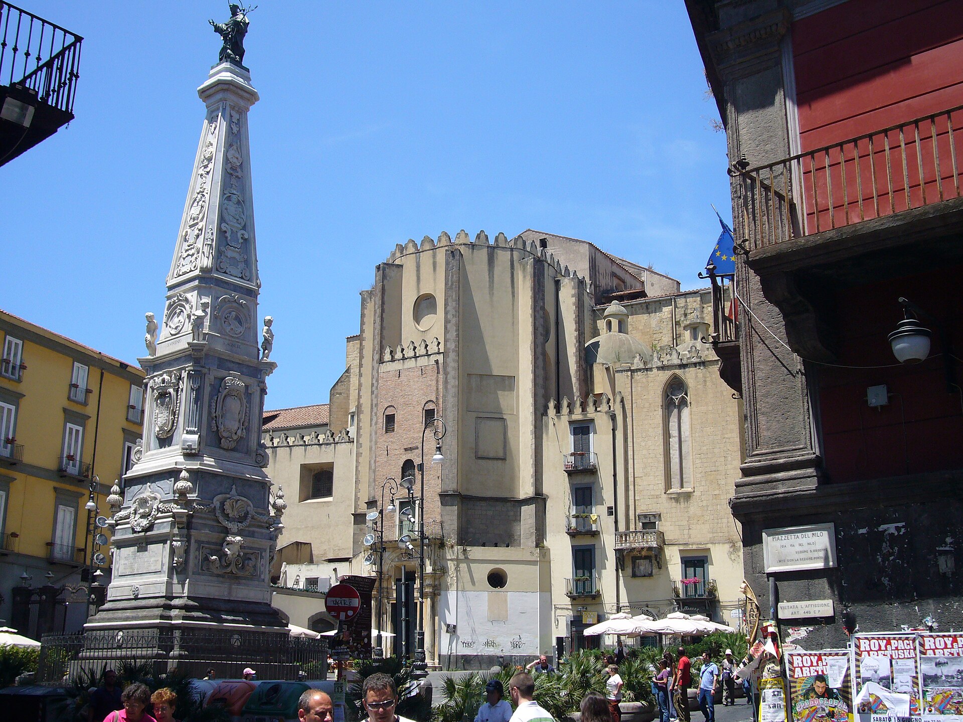 la guglia di piazza san domenico maggiore a napoli, da cui si stacca il vicolo della cappella sansevero