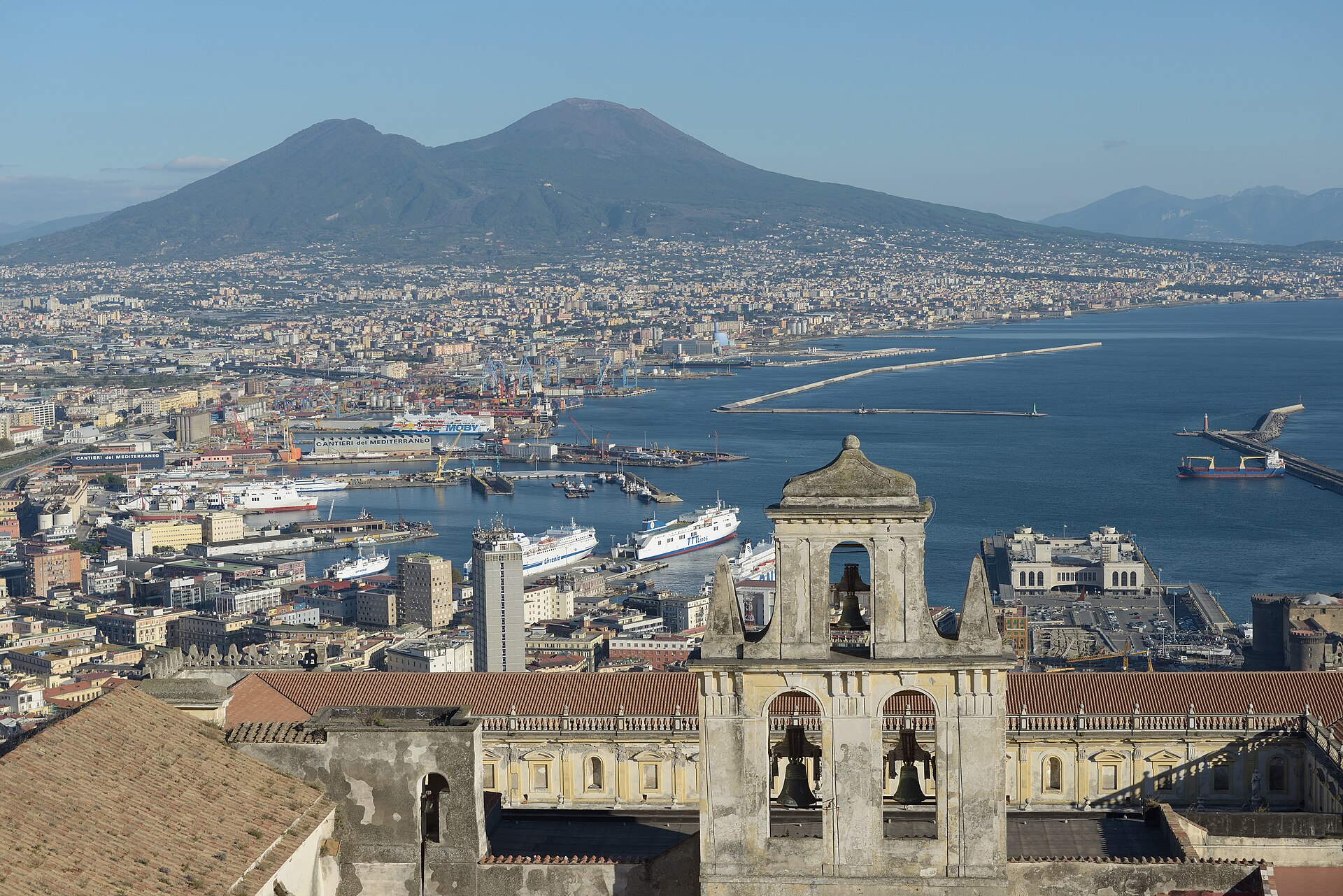 napoli vista dal castel sant elmo con il campanile della certosa di san martino in primo piano il porto il golfo e il vesuvio sullo sfondo