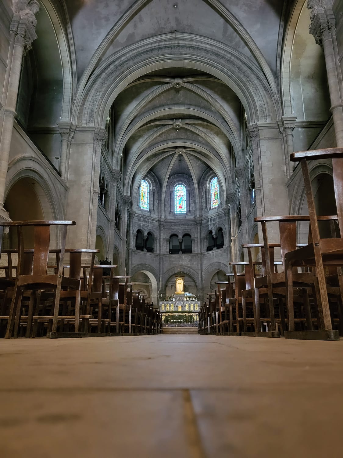 el interior de la catedral de Nimes, con su nave única, sus bóvedas de crucería y el coro con ábside al fondo