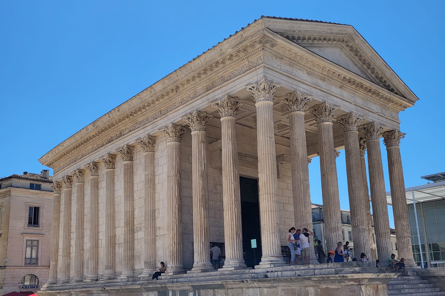 la Maison Carrée de Nimes vista de tres cuartos, con las columnas corintias del pórtico y las semicolumnas adosadas al costado