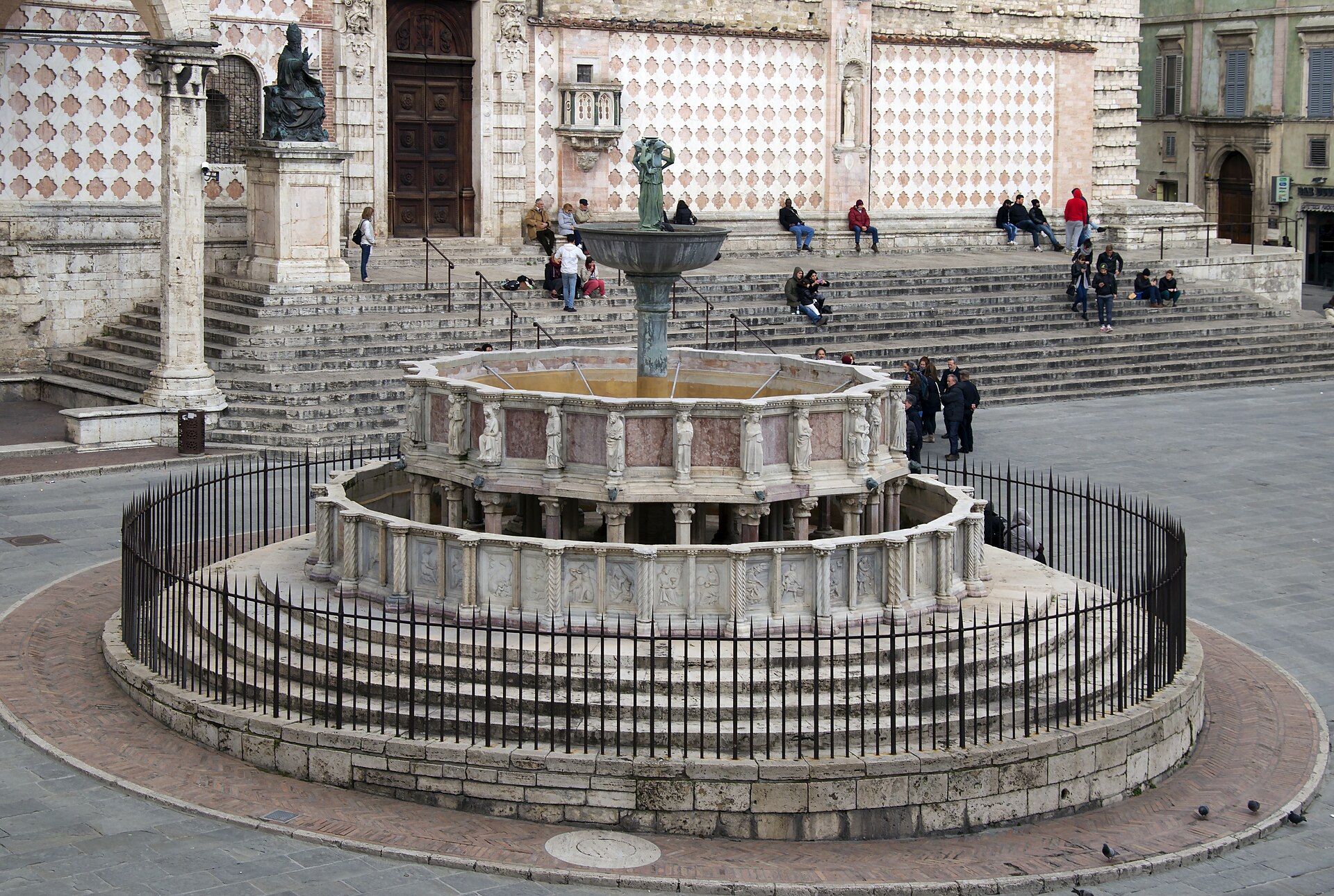 la fontana maggiore di perugia con le due vasche di marmo scolpito