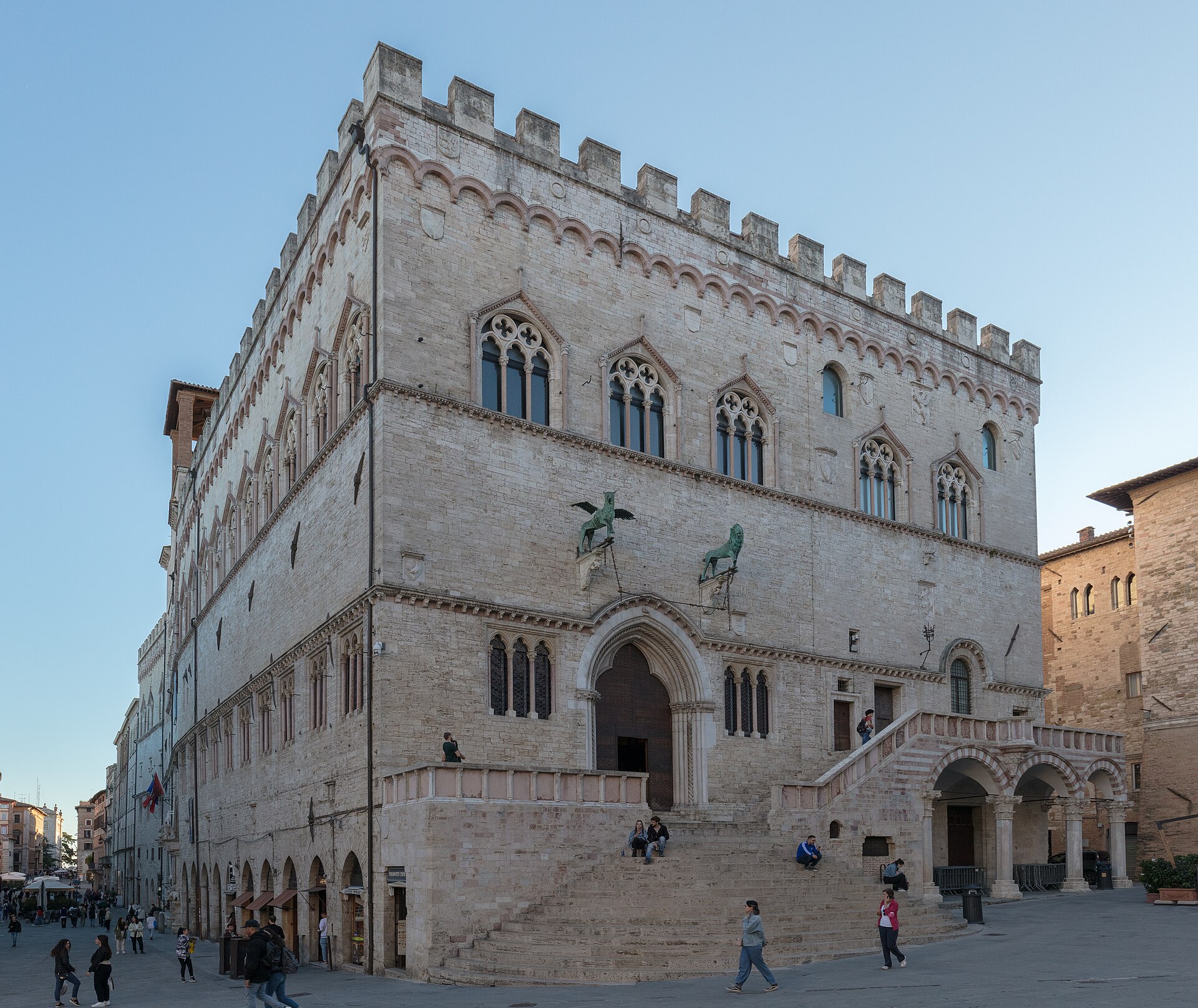 facciata gotica del palazzo dei priori a perugia