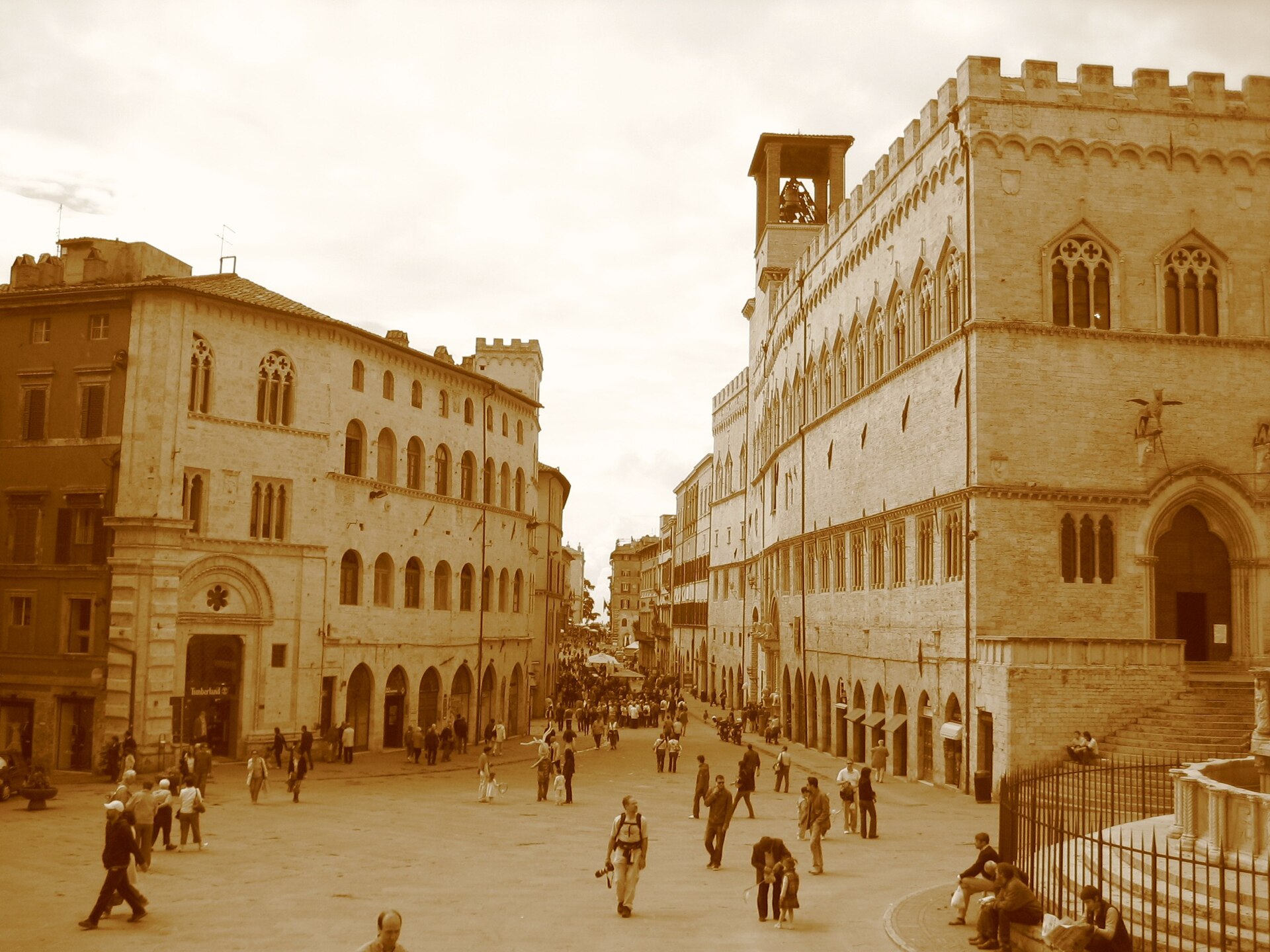 piazza iv novembre a perugia con la fontana maggiore e il palazzo dei priori