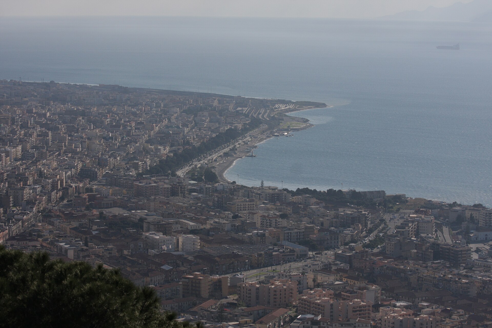 reggio calabria vista dalla collina di pentimele con il lungomare curvo e lo stretto di messina