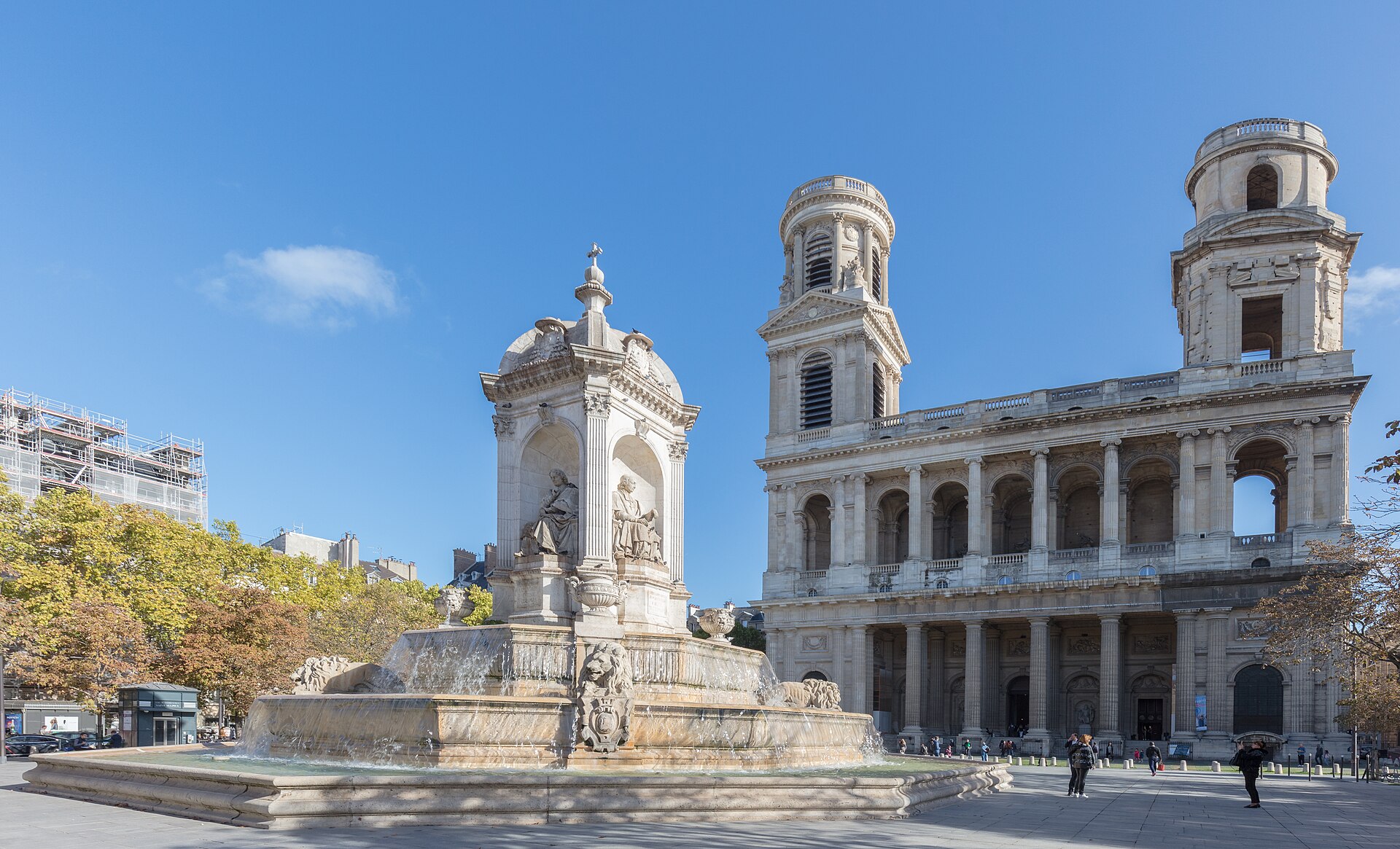 la chiesa di saint sulpice a parigi vista dalla piazza, con la fontana dei quattro vescovi in primo piano, i leoni di pietra e le due torri campanarie diverse una dall altra