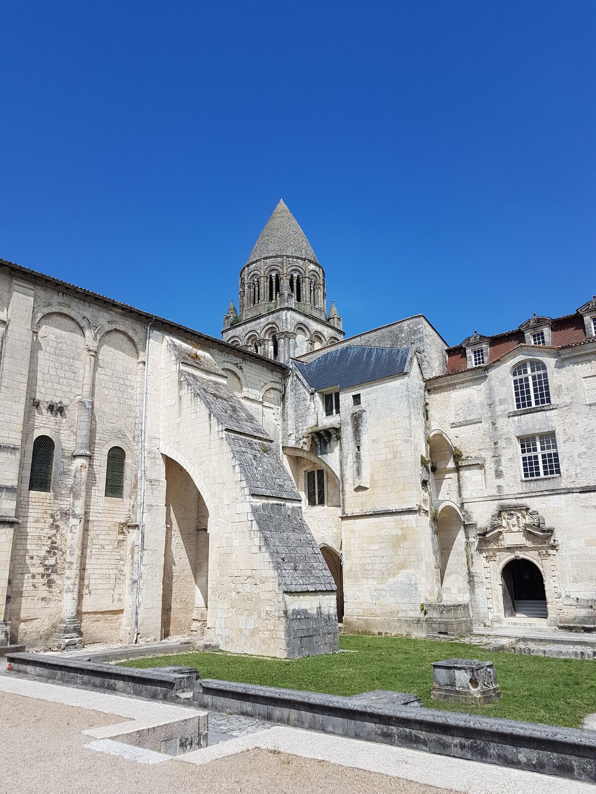 l’Abbaye aux Dames di Saintes, romanica, con il campanile a cono squamato