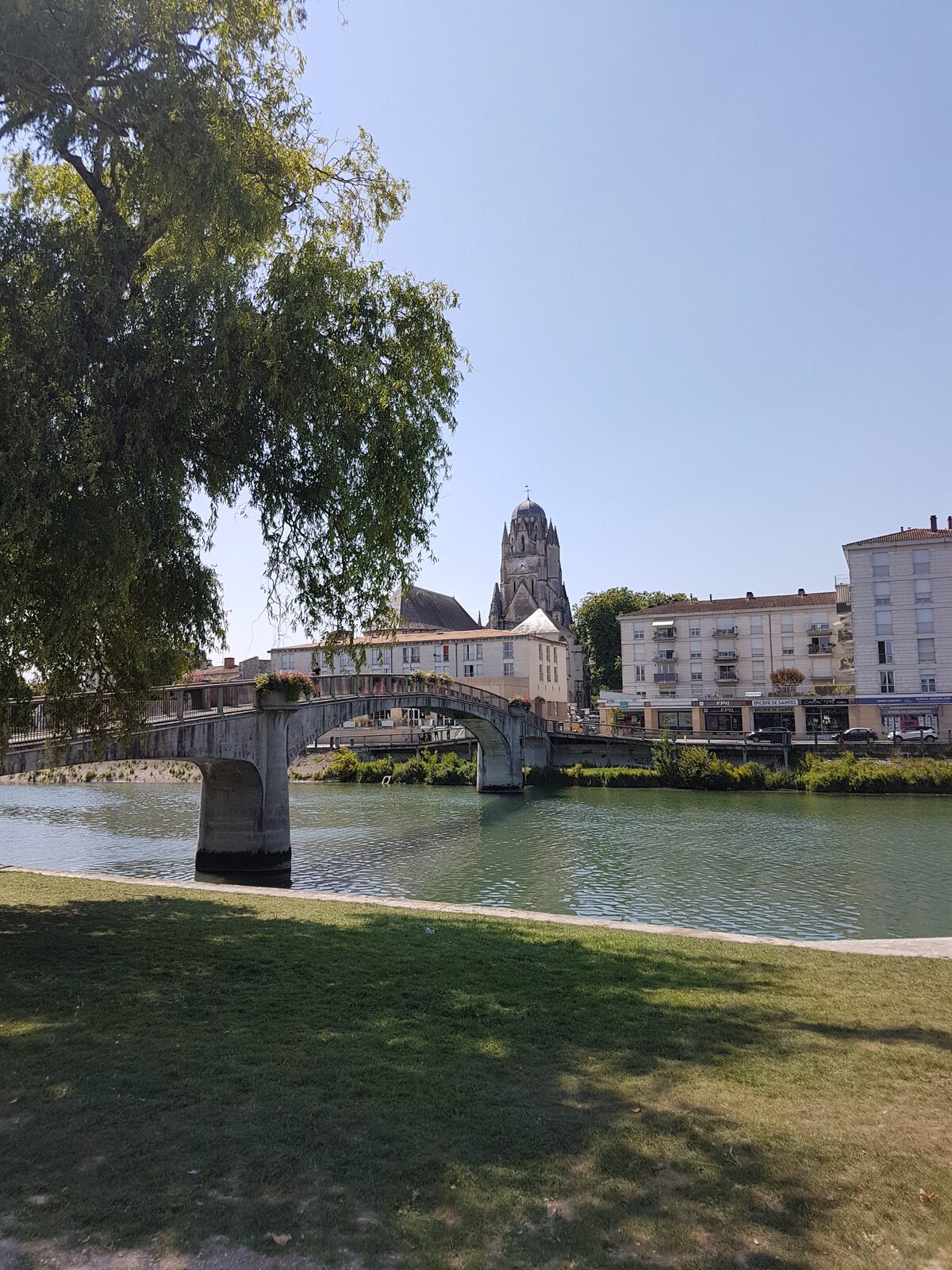 l’arco di Germanico visto dall’altra riva della Charente, con la città dietro