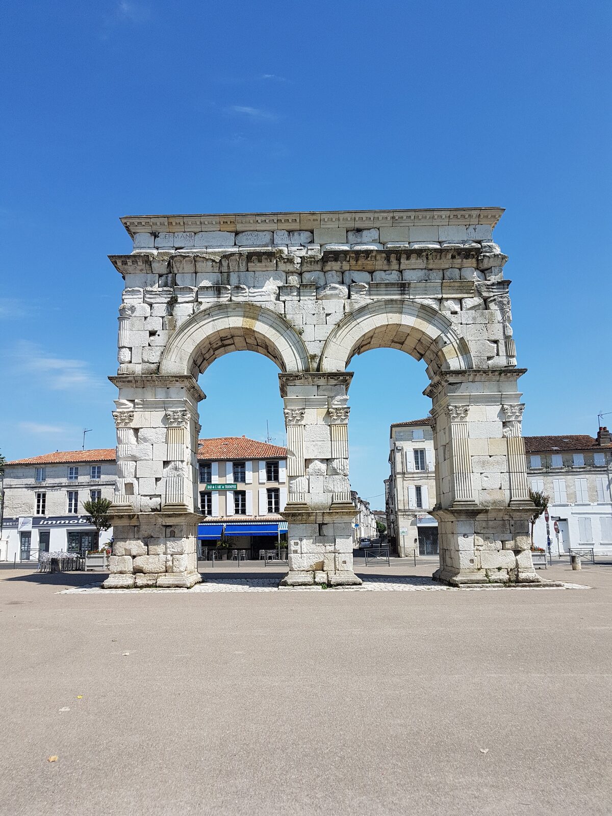 l’arco di Germanico a Saintes, romano a due fornici, sulla piazza lungo la Charente