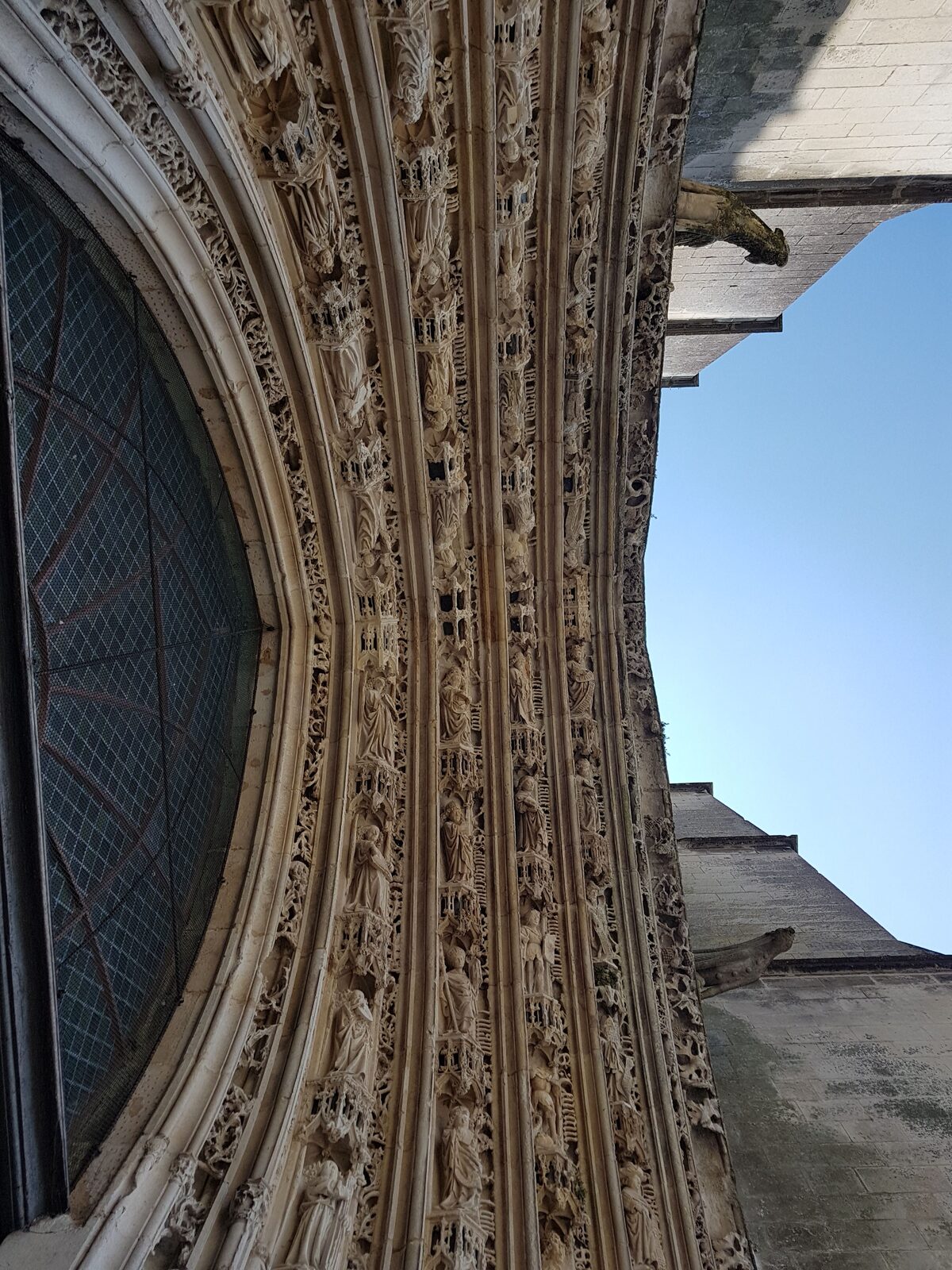il portale della cattedrale di Saint-Pierre a Saintes, con le archivolte scolpite e un doccione