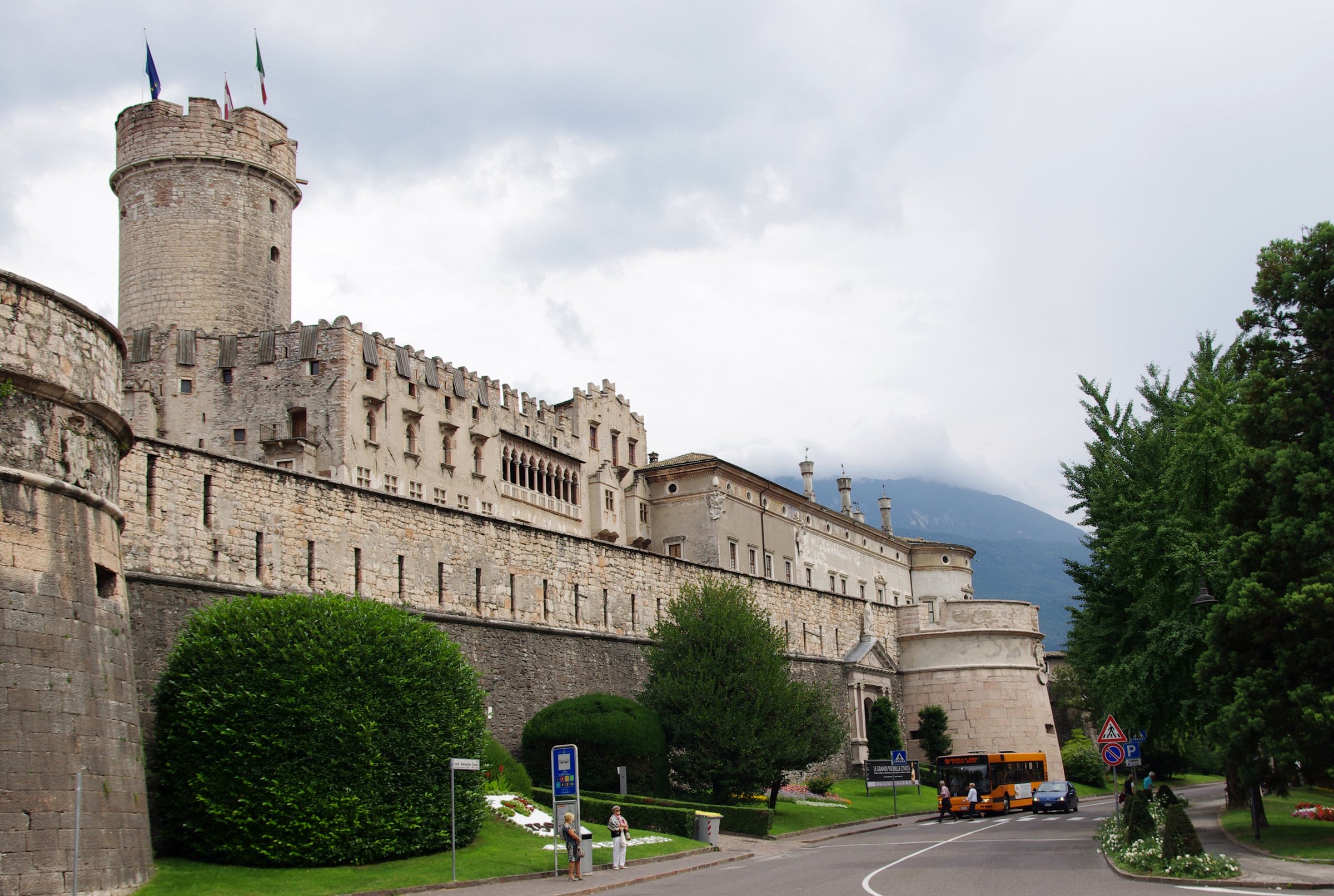 le mura e la torre cilindrica del castello del buonconsiglio a trento viste dalla strada